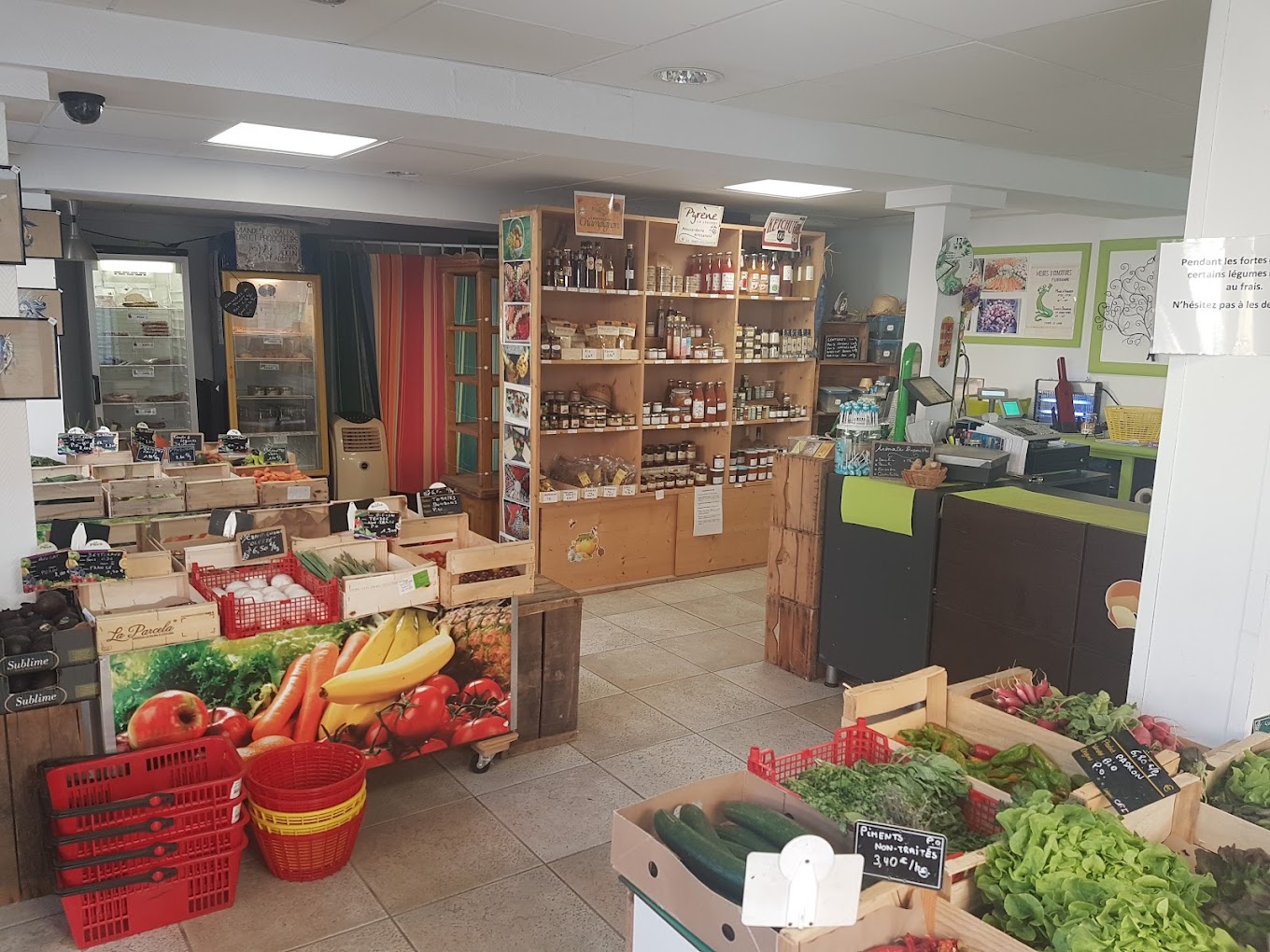 A CEDER ELNE Fonds de commerce d’épicerie fine, produits locaux et de fruits et de légumes. Point relais de colis. Situé dans une rue principale et commerçante du centre-ville d'une commune chargée d'histoire entre le littoral et Perpignan. 4 kms de la plage la plus proche. Local avec un emplacement idéal, en angle de rue face à une place. Forte visibilité avec deux vitrines et deux entrées du commerce. La cuisine est équipée. Le bail ne permettra pas de restauration. Loyer 700€ mensuel. Superficie totale du local 100M² (60m² de surface commerciale et 40m² de cuisine et réserve)
Axe de développement sur l’activité de traiteur.
Affaire tenue depuis 8 ans.
Prix de vente 25.000€