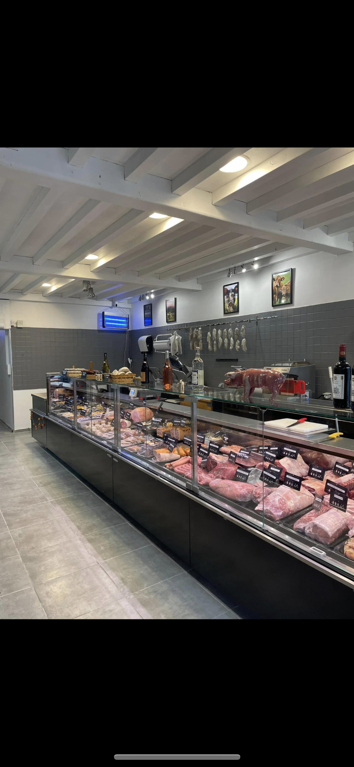 Vend fond de commerce boucherie charcuterie traiteur à saint clair de la tour.

Magasin de 40m2 et laboratoire de 60 m2 
Bureau de 15m2 
Chambre froide de 13m2 
Bien équiper : 
Tout pour le traiteur ( four piano casserole ) 
Machine à saucisse dadaux neuve 
Scie électrique 
Plonge 
Grande table de découpe etc

Hachoir réfrigérée 
2 machine à jambon 
Billot 

Loyer de 1000 euros mensuel ou bien possibilité d’acheter les murs.
Toiture vient d’être refaite

Le sol et les murs on été refait en 2023 et TOUT le matériel plus les vitrines on été changer en 2023 aussi. 
Tout est prêt pour travailler 
Affaire tenu en couple

Vente pour nouveau projet dans une autre région.