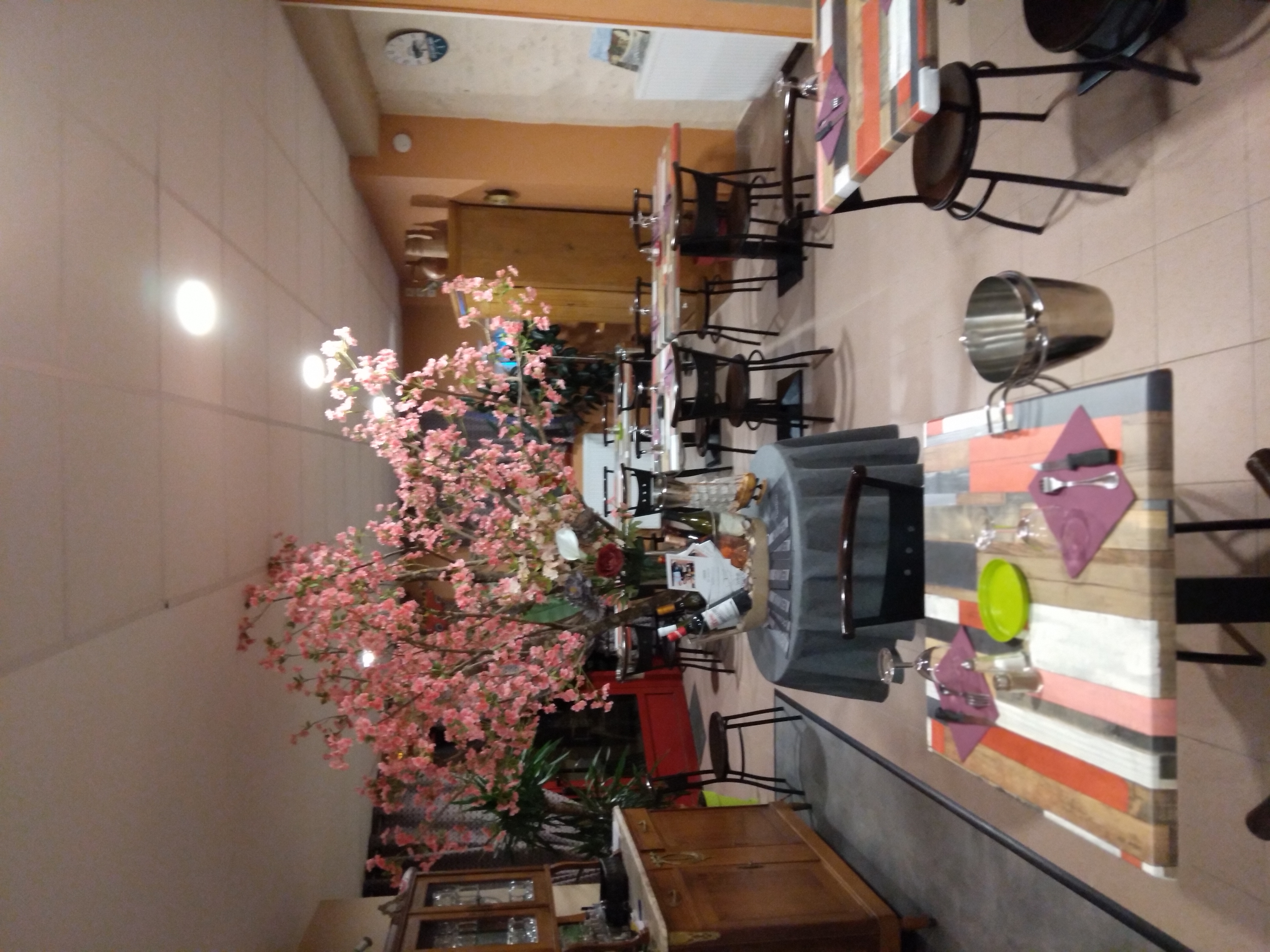 En Champagne, dans un charmant village de 180 habitants avec de nombreuses résidences secondaires, L'Andion est un bar restaurant auquel sont adossées une poste et une épicerie sur une surface de 160m².
Seul commerce du village, situé en plein centre face à la mairie et à l'église, il est le lieu de rencontre des habitants et joue un rôle de lien social important.
La cuisine et le bar ont été entièrement créés à neuf et équipés de tout son matériel professionnel par la mairie de Cunfin en 2008 dont nous sommes devenus propriétaires en 2020. 
Attenant au commerce se trouve un terrain de 90m² constructible et 120m² de terrasse aménagée.
L'habitation de 140m² se trouve à l'étage et comporte 3 chambres, un salon salle à manger, cuisine, salle de bain et WC.
Suite au décès de mon épouse qui était la cheffe cuisinière j'ai décidé de mettre le commerce et le logement en vente.