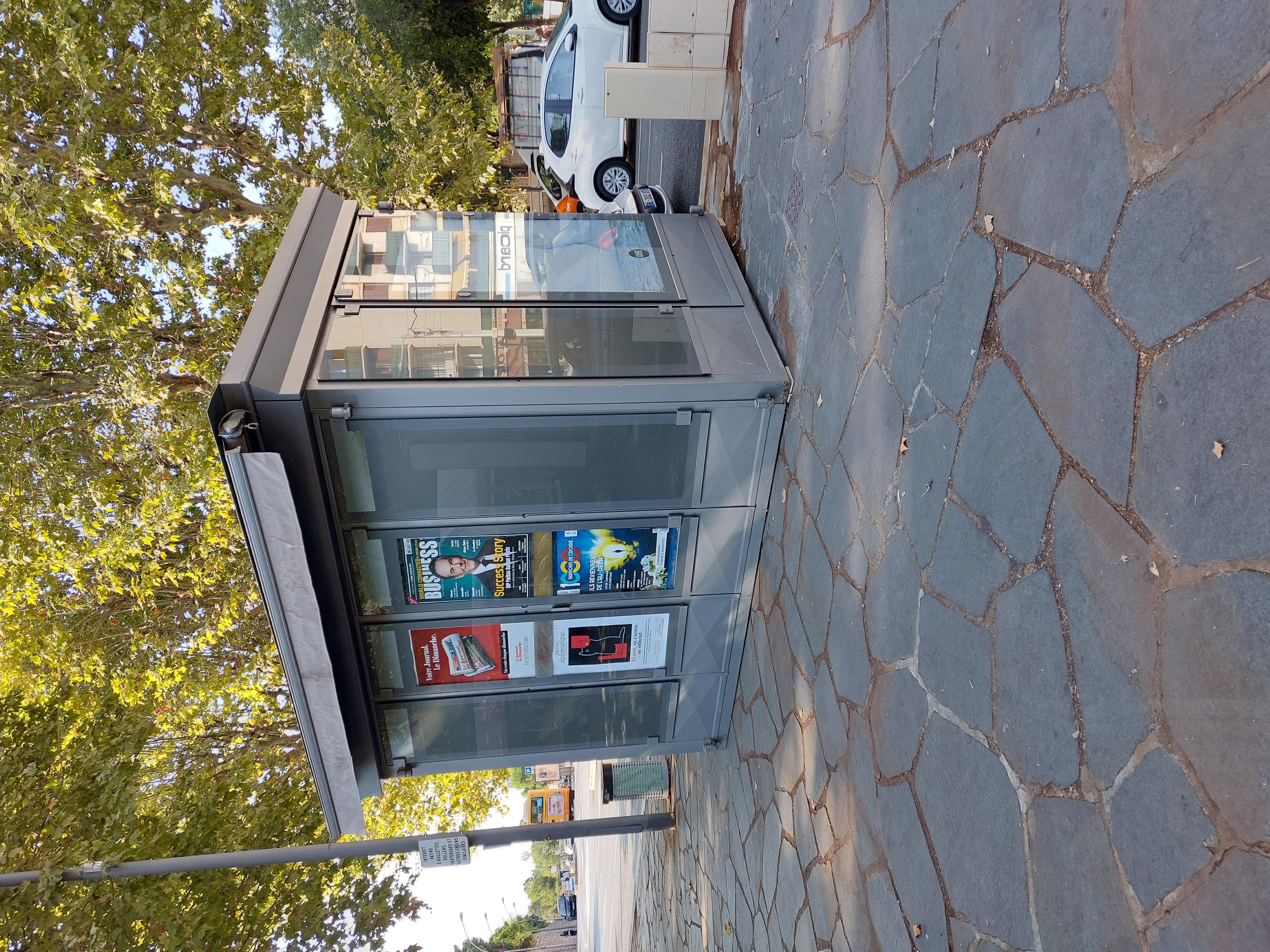 Devenez kiosquier, en tant que gérant indépendant enregistré au Registre du Commerce (non salarié, SAS, SASU, SARL, EURL, EI, micro-entreprise…)
Le kiosque est situé sur la Place Fontaine du Temple à NICE, dont le marché se tient tous les jours du Mardi au Dimanche.
A proximité de la mairie annexe, bar-tabac, La Poste, Supermarché, boulangerie, le kiosque est au coeur du quartier. 
Idéal pour un complément de revenu, les retraités sont les bienvenus.

Vous disposerez de ce kiosque sans droit d’entrée, sans investissement dans un pas de porte ou fonds de commerce avec de faibles charges :

Loyer 150€ mensuel, dépôt de garantie 540€
Electricité
Assurance
Routeur ou box 4G
Caisse informatisée spécifique à la presse(Strator, Bimedia, JDC…): entre 80 et 120€/mois
Un fond de roulement/trésorerie de 5000€ est conseillé pour votre fonctionnement
Contrat de 2 ans renouvelable jusqu'en 2032

Un agrément de diffuseur de presse en effectuant une formation obligatoire vous sera délivré. Le dépôt de presse de MONACO vous indiquera les conditions et le métier, et il vous livrera quotidiennement les journaux.

Un autre dossier sera à présenter pour les jeux (PMU/ “la Française des Jeux/FDJ”). Prévoyez 2 mois minimum avant une ouverture(avec les jeux).

Les activités exercées sont principalement, la presse :

Presse nationale(23%) et régionale(14%)
Les jeux de la Française des jeux (FDJ): jeux de grattage, tirage, 
Les souvenirs, les cartes postales, librairie, petits colis, bimbeloterie,
Les boissons, les glaces emballées, les confiseries, 

Vos revenus proviendront des commissions 

Les horaires sont en général  de 7h/7h30 –13h et 16h –18 ou19h ou journée continue
Samedi matin (l’après-midi et le Dimanche si vous le souhaitez)
Lundi fermeture (pas de marché)

Je reste à votre écoute pour nous rencontrer et vous apporter plus de détails.