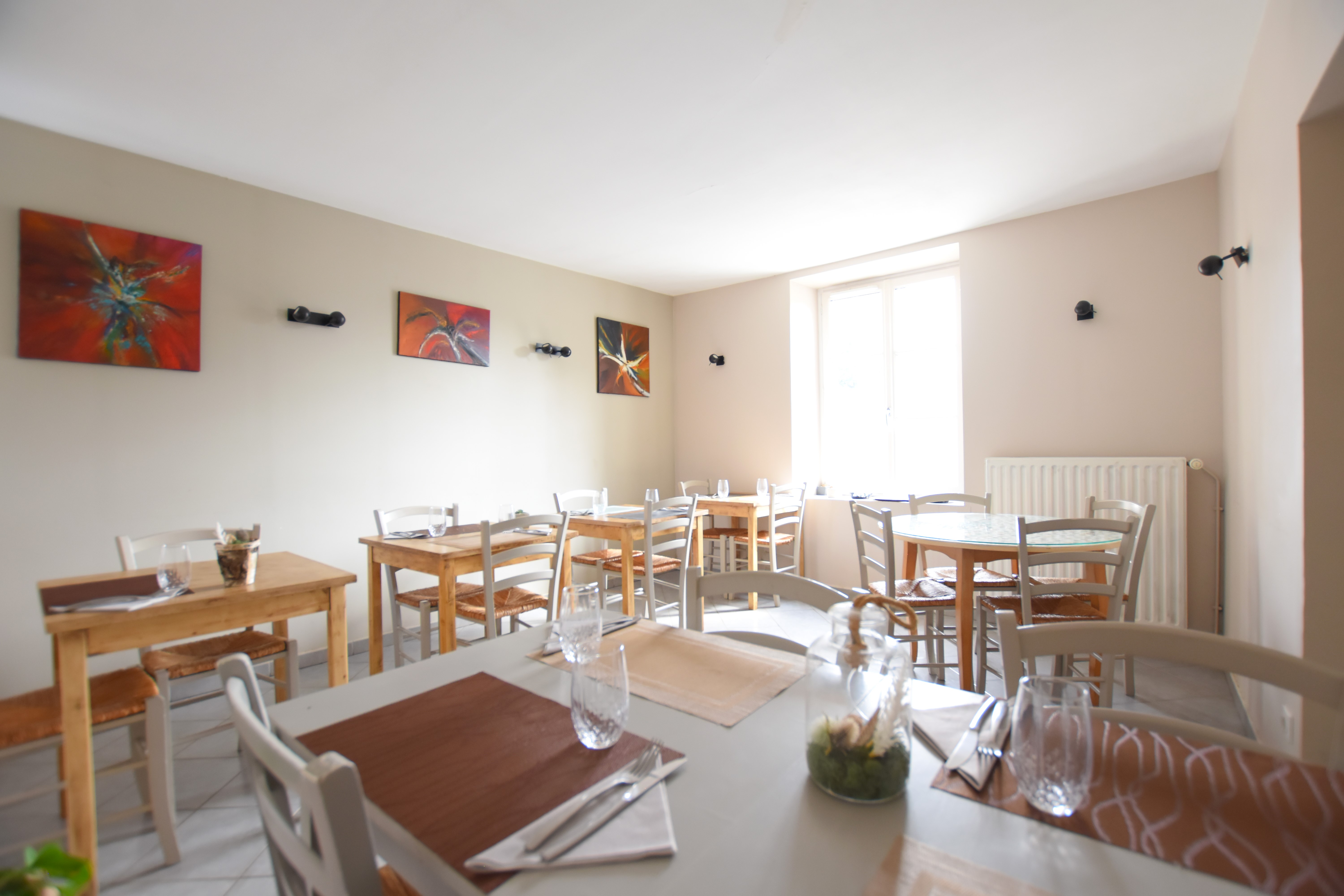 Situé au cœur du charmant village de Dampierre-en-Yvelines, David et Kim proposent à la vente un fond de commerce idéalement placé de Restauration traditionnelle, Epicerie fine, traiteur, et salon de thé.

Le local dispose d’une surface de 53,21 m² en loi Carrez pour 85,61 m² de surface utile, abritant actuellement un restaurant, et bénéficie d’un cadre exceptionnel dans un environnement calme et verdoyant, parfait pour attirer une clientèle locale et touristique grâce au Château de Dampierre-en-Yvelines, et au PNR de la Haute Vallée de Chevreuse.

Description du local : Ambiance chaleureuse avec une décoration soignée, des poutres apparentes et un agencement accueillant.

2 salles distinctes pouvant accueillir plusieurs tables, offrant ainsi une capacité confortable pour vos clients.

Coin bar convivial à l’entrée, parfait pour l'accueil et les moments de partage.

Terrasse extérieure dans un environnement arboré, idéale pour la belle saison (Mise à disposition par la mairie).

2 caves voûtées (16,43 m² et 11,66 m²), offrant un espace de stockage supplémentaire très pratique.

Équipements inclus : Cuisine et Bar équipée / 2 réfrigérateurs positifs / 1 cellule de refroidissement / 2 congélateurs / 1 déshydrateur alimentaire / la vaisselle et couverts / Tables et Chaises, etc...

Ce commerce dispose d’un fort potentiel dans cette région touristique prisée, à proximité des châteaux et de sentiers de randonnée. Un véritable coup de cœur pour ceux cherchant à se lancer dans une activité de restauration dans un village authentique.

Vous avez également la possibilité de changer d'activités.

Contacter votre DUO : Kim et David, vos Agents Immobilier des Essarts-le-Roi / Lévis Saint Nom et de la Vallée de Chevreuse. Disponible pour VOUS 7J/7 au 06.76.08.50.55 / 06.74.63.97.71. La présente annonce immobilière a été rédigée sous la responsabilité éditoriale de Mr ANTONIO David, RSAC VERSAILLES n° 795063999