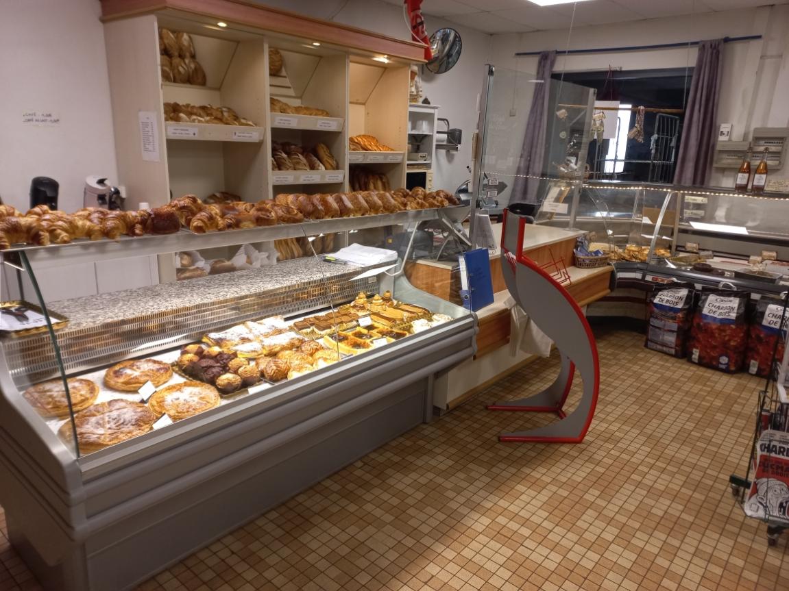 Situé sur la commune de Mauléon-Barousse , il est le seul commerce d'alimentation en vallée de Haute-Barousse dans les Hautes-Pyrénées, département du sud de la France très touristique.

Ce commerce de proximité d'une surface d'environ 85 m2 propose de multiple services : boulangerie, pâtisserie, épicerie, bouteilles de gaz...

Le chiffre d'affaire annuel est de 310000€/an

Ce local commercial communal comprend le magasin, le laboratoire boulangerie-pâtisserie et un appartement type T 4 pour un loyer de 765,00 €