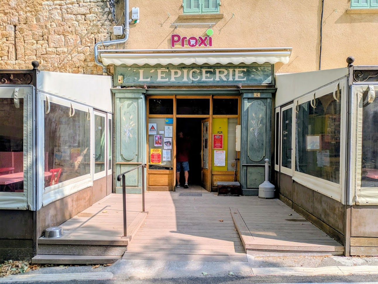 🌿 Changez de vie au cœur de la Provence – Fonds de commerce Épicerie, Bar, Restaurant + Appartement
Et si votre quotidien se transformait ?
Ici, à Pontevès, petit village provençal lové entre collines et champs parfumés, se trouve un lieu où l’on travaille avec plaisir et où chaque journée apporte son lot de rencontres et de rires.

Le Bar Epicerie de PASCALE, c’est :
☀️ Une épicerie qui dépanne, régale et fait découvrir les produits locaux.
🍷 Un bar-restaurant animé, où se retrouvent habitants, amis et voyageurs.
🌙 Des soirées à thème sous la tonnelle prêtée par la mairie, avec jusqu’à 90 convives.

📍 Infos clés :
•	Capacité : 62 places assises (intérieur + terrasses couvertes) + 30 supplémentaires pour événements
•	Licence IV et matériel complet
•	Clientèle : locale, fidèle, de passage et touristique 
•	Appartement de 70 m² inclus
•	Loyer imbattable : 17 € HT/mois 
•	Prix Fond de Commerce : 89 400 € hors stock (stock valorisé séparément)
•	4 mois de formation et d’accompagnement offerts
•	Chiffre d’affaires annuel moyen sur 3ans : 160 000 €

💛 Pourquoi ce lieu est unique :
Parce qu’ici, on vit au rythme des saisons.
Le matin, on partage un café avec les habitués.
L’après-midi, on conseille un cycliste de passage.
Le soir, on trinque avec des amis en terrasse, pendant que le soleil disparaît derrière les collines.
Si vous rêvez d’un commerce qui soit aussi un art de vivre, où travail et plaisir se confondent, alors Pontevès vous attend.

« La cession sera accordée au candidat présentant le projet le plus solide et l’expérience la plus adaptée, afin de pérenniser l’âme conviviale et familiale de ce lieu emblématique. »
📞 Contactez-nous pour visiter… et peut-être, commencer votre nouvelle vie.