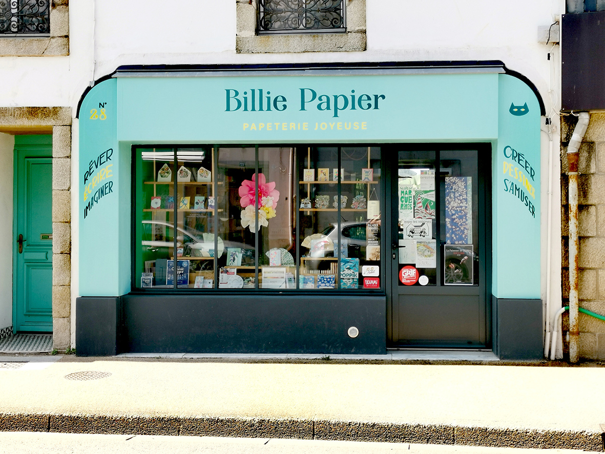 PAPETERIE CRÉATIVE EN CENTRE-VILLE 
Fonds de commerce à céder

Située en centre-ville d’une ville côtière dynamique, cette papeterie bénéficie d’un emplacement qualitatif, à proximité immédiate de commerces moteurs (boulangerie, tabac-presse, fleuriste, parfumerie, commerces alimentaires, cabinets médicaux), avec arrêt minute et deux parkings à moins de 50m.
Le commerce développe un concept fort autour du papier, de l’écriture et de la création : une papeterie contemporaine, colorée et joyeuse, avec une sélection pointue de beaux objets. 

COMPOSITION DES RAYONS:
•	Carnet & papier
•	Écriture & stylo
•	Beaux-Arts 
•	Loisirs créatifs 
•	Rayon enfant
•	Bureau & accessoires 
•	Carterie & petits objets 

LE LIEU :
Surface commerciale de 28 m², bien optimisée et chaleureuse composée de :
•	Surface de vente 26 m²,
•	Réserve d’environ 2 m²,
•	WC avec point d’eau,
•	Boutique entièrement refaite dans un esprit atelier d’artiste,
•	Très lumineuse : grande verrière sur rue + fenêtre donnant sur un jardin.

ATOUTS & POTENTIELS :
•	Clientèle fidèle et régulière, locale et touristique
•	Forte affluence estivale liée à la situation côtière
•	Potentiel de développement important :
o	Élargissement des horaires (actuellement ouverture de 22h hebdomadaire),
o	Partenariats locaux à développer.
o	Animations et ateliers à développer.

INFOS PRATIQUES :
Ouverture : 22h hebdomadaire
4,5 jours d'ouverture/semaine : fermé le lundi, samedi aprè-midi et dimanche.

RAISON DE LA CESSION :
Le commerce a été créé initialement comme un projet complémentaire à mon activité principale. Son développement a dépassé ce cadre et nécessite aujourd’hui une implication plus importante. J’ai donc fait le choix de me recentrer sur mon cœur de métier, laissant ainsi une activité saine et structurée à un repreneur souhaitant s’y consacrer pleinement.