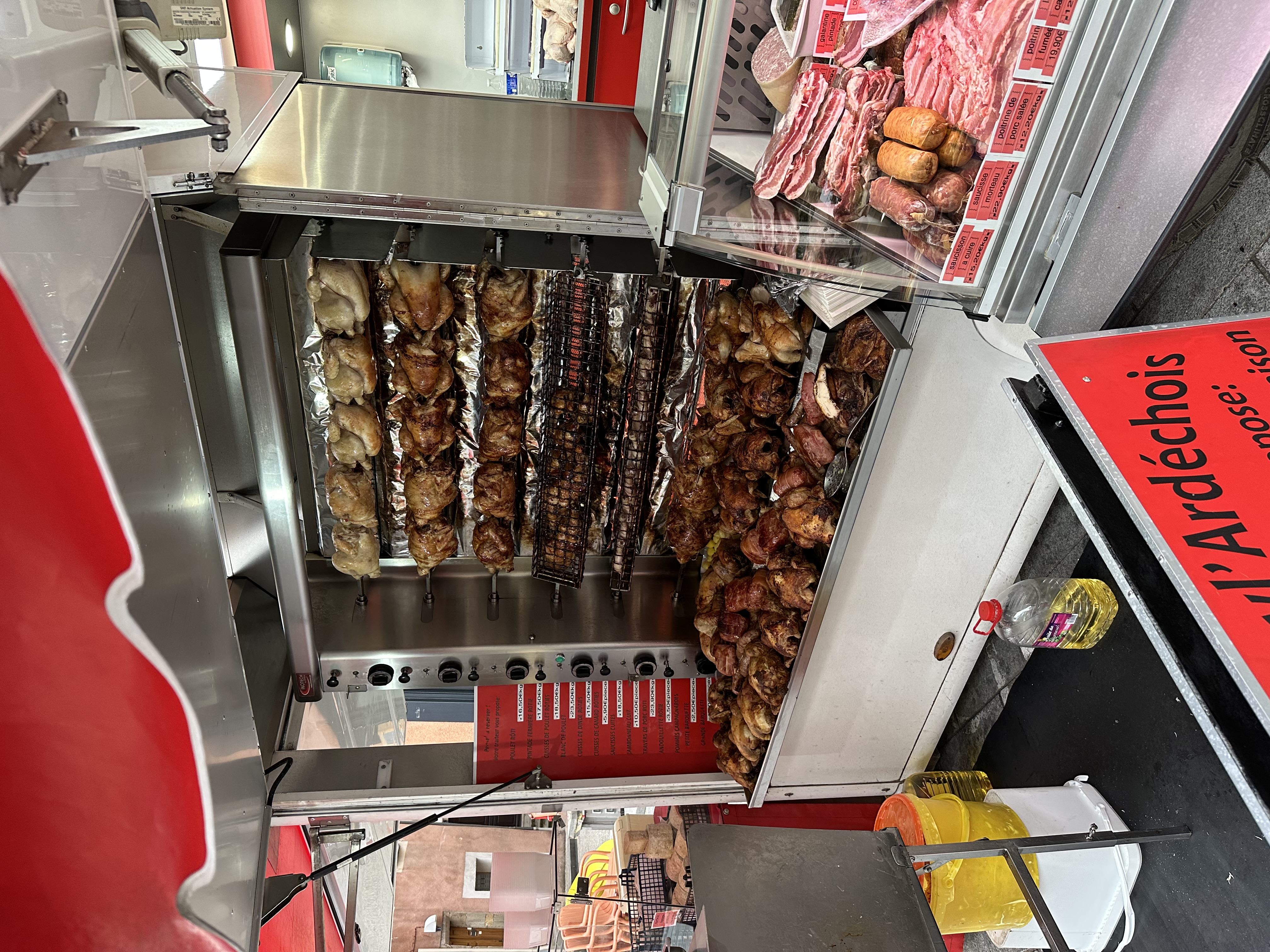 Vends fond de Charcuterie traiteur rôtisserie ambulant
Sur marches d Ardèche 5 jours par semaine 
Mardi lamastre
Mercredi privas
Jeudi St Martin de valamas
Vendredi la Voulte sur Rhône 
Samedi privas
Très bon chiffre d affaire excellent bic
Clientèle fidèle bonne notoriété 
Laboratoire au normes d hygiène et prêt à travailler matériel neuf. Grande salle pour réceptions ou restauration panneaux solaires pour économie d énergie 6 semaines de vacances 2 jours de repos par semaine dimanche et lundi 
Possibilité d acheter les murs