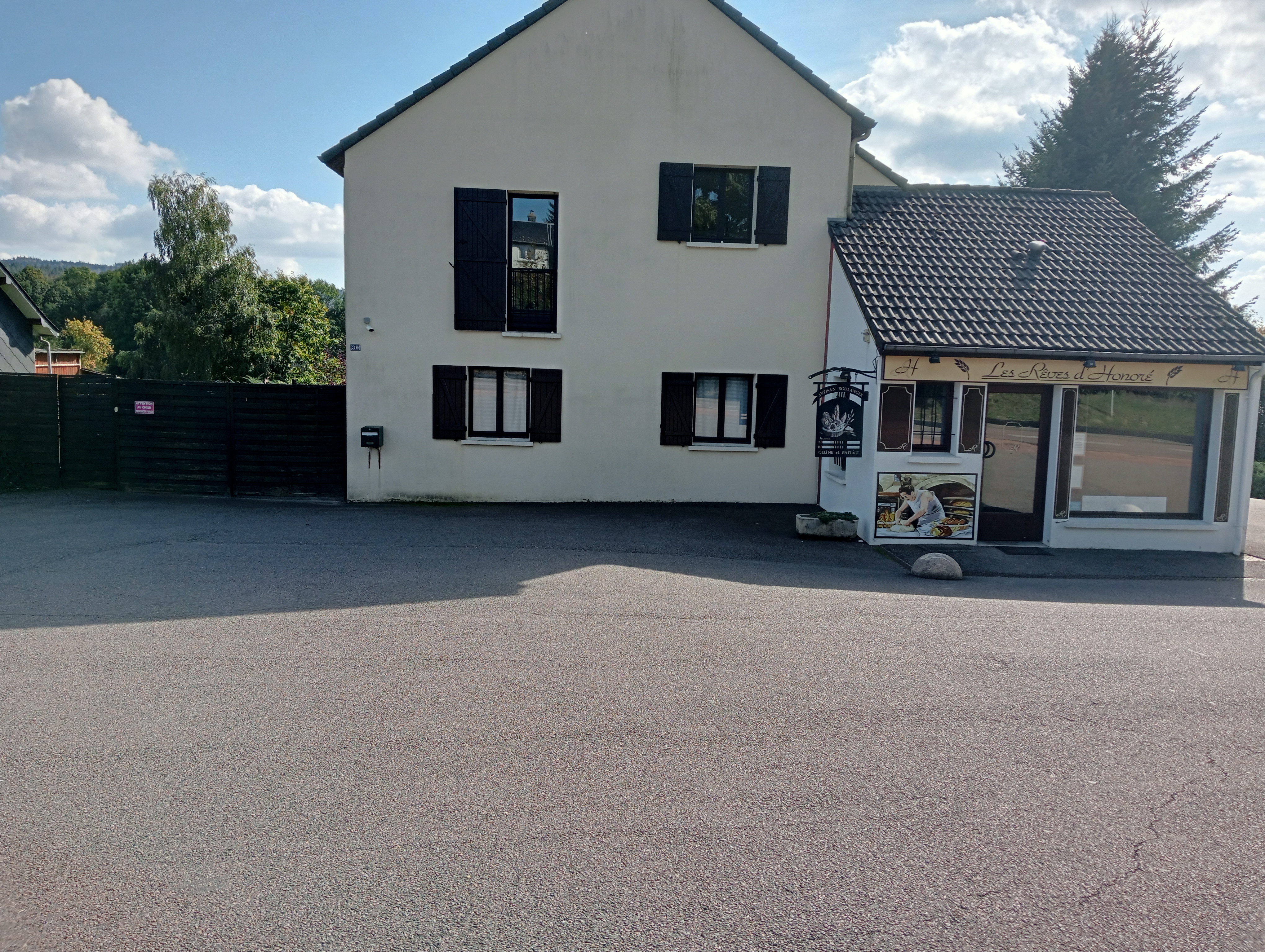 Vends boulangerie pâtisserie, située à Arleuf, coeur du Morvan, mur et fond, avec maison d'habitation de 133 m², garage de 53 m², partie professionnelle de 134 m², dépendance et sous sol, terrain arboré 2700 m². Grand parking sur axe principal Nevers Autun. Matériel très bon état, CA stable et en augmentation. Tenue par un couple depuis 16 ans + 1 vendeuse 26h/semaine qui effectue une tournée, camion inclus.

Vends fond 100 000€
Vends murs 135 000€
Le tout indissociable, prix ferme, curieux ou sans apport, s'abstenir. Premier contact par email, plus de photos et de renseignements sur demande sérieuse.