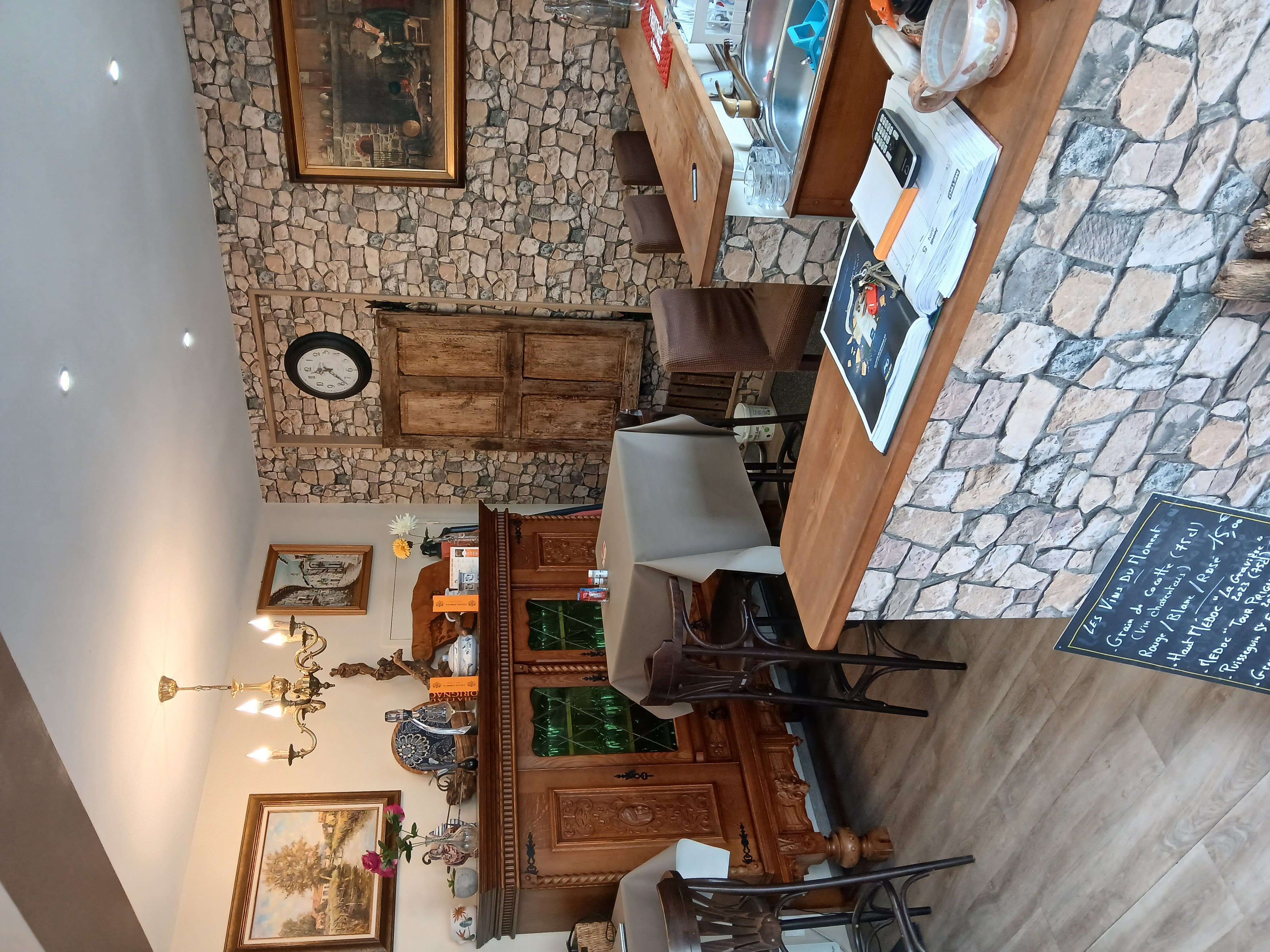 Droit au bail d'un restaurant tout équipé, prêt à ouvrir, suite problème de santé. Restaurant ouvert en Octobre 2024.
Axe Bordeaux / Royan. 
30 places à l'intérieur, 20 places en extérieur + possibilité de faire une autre terrasse de l'autre côté de la route ( la mairie est d'accord).
Décor et vaisselle vintage. TOUT RESTE SUR PLACE.
Loyer mensuel 800€ / mois.
A reprendre par 2 personnes ( couple, associés