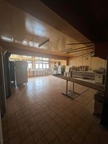 Nous vendons le  fond de commerce boulangerie-pâtisserie  au cœur du village de Thiézac comprenant 600 habitant et divers commerce plus une école primaire.
La boulangerie se situe a 15min de la station de ski le super Lioran et 20 min de la ville d'Aurillac.
La fond de commerce et composer de :
-Au rez de chaussée des murs commerciaux à usage de boulangerie d'une surface de 45 m2
-au sous sol , un grand labo de 120 m2, salle d'eau , garage de 25 m2 , 2 celliers de 4 m2 environ , WC.

PS: Possibilité d'achat des mur.

Pour tout renseignement veuilles contacter le numéro joint a l'annonce