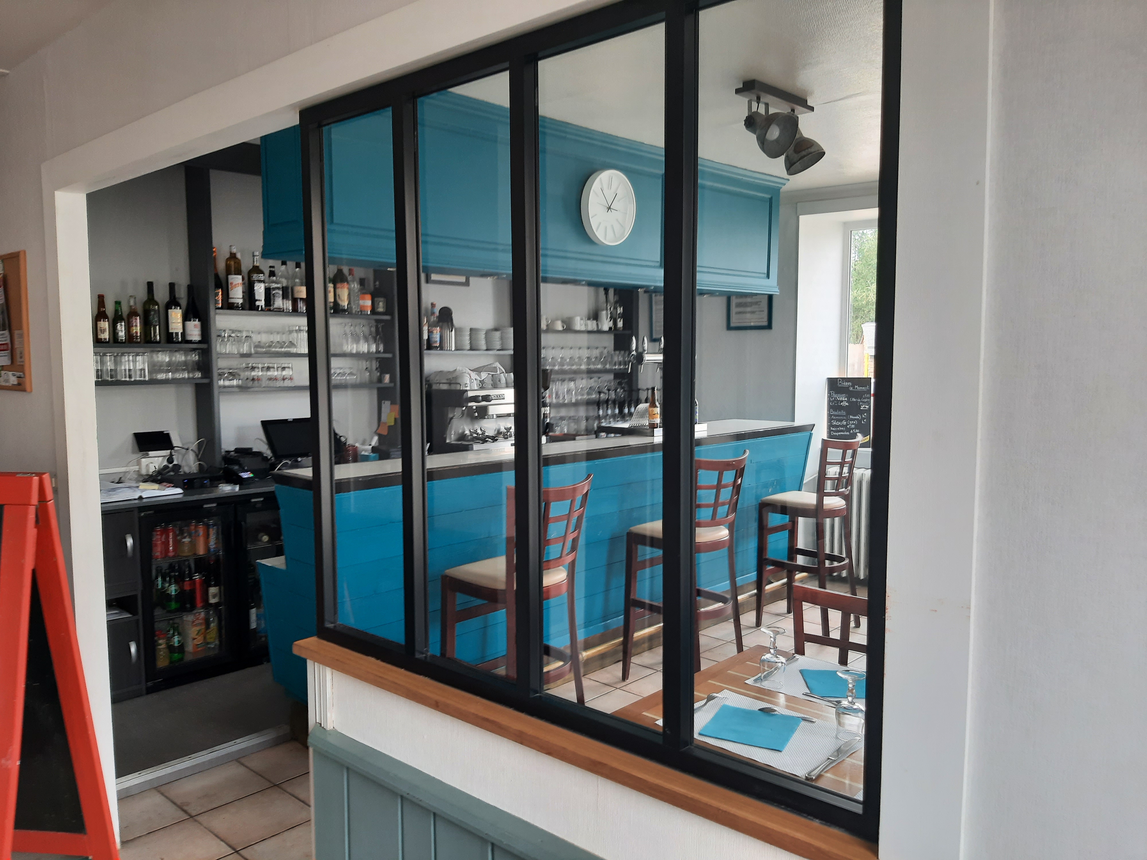 A vendre cause changement de projet.

Un Restaurant/Bar licence IV, 
Idéal pour un couple ou une première affaire pour une  personne issue de la restauration. 

Établissement d'angle situé à Plouigneau (29610), ville dynamique et charmante, comptant  environ 5000 habitants ainsi que de nombreux commerces et entreprises.
Parfaitement placé sur une avenue bénéficiant d'un flux important de passage, mais également à proximité de Morlaix et des plages (Locquirec, Plestin les grèves, Guimaec, Plougasnou,etc...). 
Le restaurant  peut accueillir aisément jusqu'à 70 convives et propose une cuisine traditionnelle de qualité. 
Une formule tout compris est proposée à 16 € tt, s'articulant autour d'un buffet d'entrée, un plat du jour, deux grillades et deux ou trois desserts du jour simple. 

Clientèle d'habitués, en général des artisans, des employés ,des personnes de passage mais également pas mal de touristes en été).
Entre 50 et 70 couverts sont servis du lundi au vendredi midi mais également le Samedi depuis mars 2025 ( CA ht Mars 2025 environ 23.000 € HT )  
- Le Dimanche sur réservation pour des groupes. 
Très bon avis sur Google et les plates-formes de notation.( 4,5*)

Affaire qui tourne avec 2 serveuses et le gérant en cuisine.  

- Masse salariale toute charges : environ 4200€.

- Électricité+fioul+gaz : 800€/mois.

Possibilité de reprendre les contrats des salariés.(Vivement recommandé).
Accompagnement à la passation (selon volonté).
 - CA HT 2024 (N -1) : 114.376 € HT( 7 mois d'activité), 

- CA HT  2025 (N ) : 125.853 € HT (7 mois d'activité) 

Établissement entièrement équipée et répondant aux normes réglementaires (accès PMR,extraction,plonge automatique,centrale de nettoyage...).
Affaire clé en main.
Aucun prêt brasseur.
- Établissement avec de nombreux axes de développement ( ouverture le soir et week-end ainsi que le côté limonade peu exploité, etc...).

Plus d'informations :
Mr Duong.
Tel: 07-70-12-84-50
Prix du fond de commerce : 105.000€ net vendeur 
Loyer : 1086€ /mois 
Bail 3/6/9