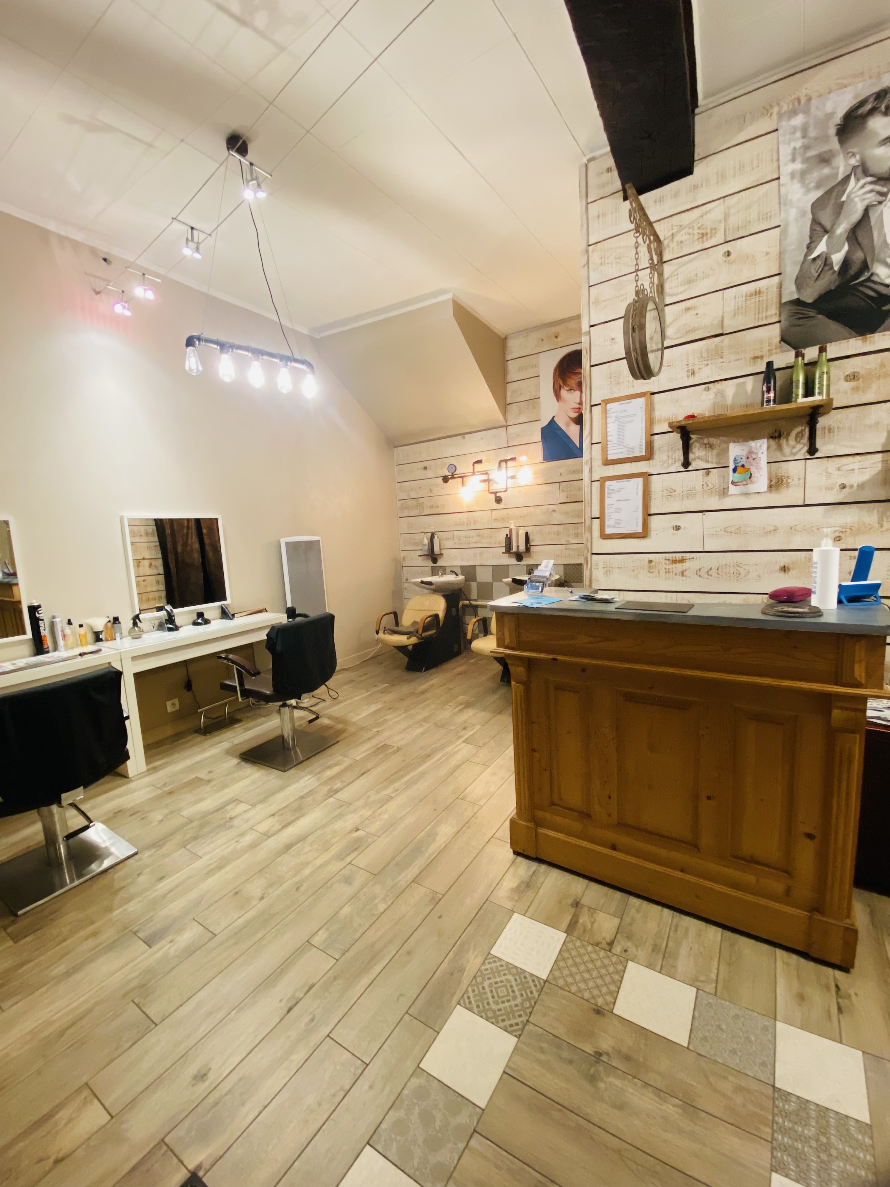 Salon de coiffure mixte implanté depuis plus de 40 ans sur l'axe principal de la commune de LEDEUIX
(64400), au pied des Pyrénées, où rythme le calme et la sérénité. Environnement dynamique, proche de la Mairie, de la salle des fêtes du village, d'une épicerie .
 Local d'une surface d'environ 45 m2 avec petite réserve. Dispose de 3 postes de coiffage et de 2 bacs à shampoings.
Pas de travaux à prévoir, le local et le matériel sont en parfait état. Stationnement facile avec des places de parking autour du salon. Bonne visibilité en bord de route. La clientèle est fidèle. Chiffre d'affaires stable et cohérent avec le secteur d'activité. Pas de reprise de salarié. Loyer mensuel de 600 € HT, bail commercial classique 3/6/9. Un appartement de 80 m comprenant 3 chambres à l’étage, cuisine et séjour au rez-de-chaussée communiquant avec le salon ainsi qu'un jardin et une dépendance type garage viennent compléter cette offre et ceci est compris dans le loyer .