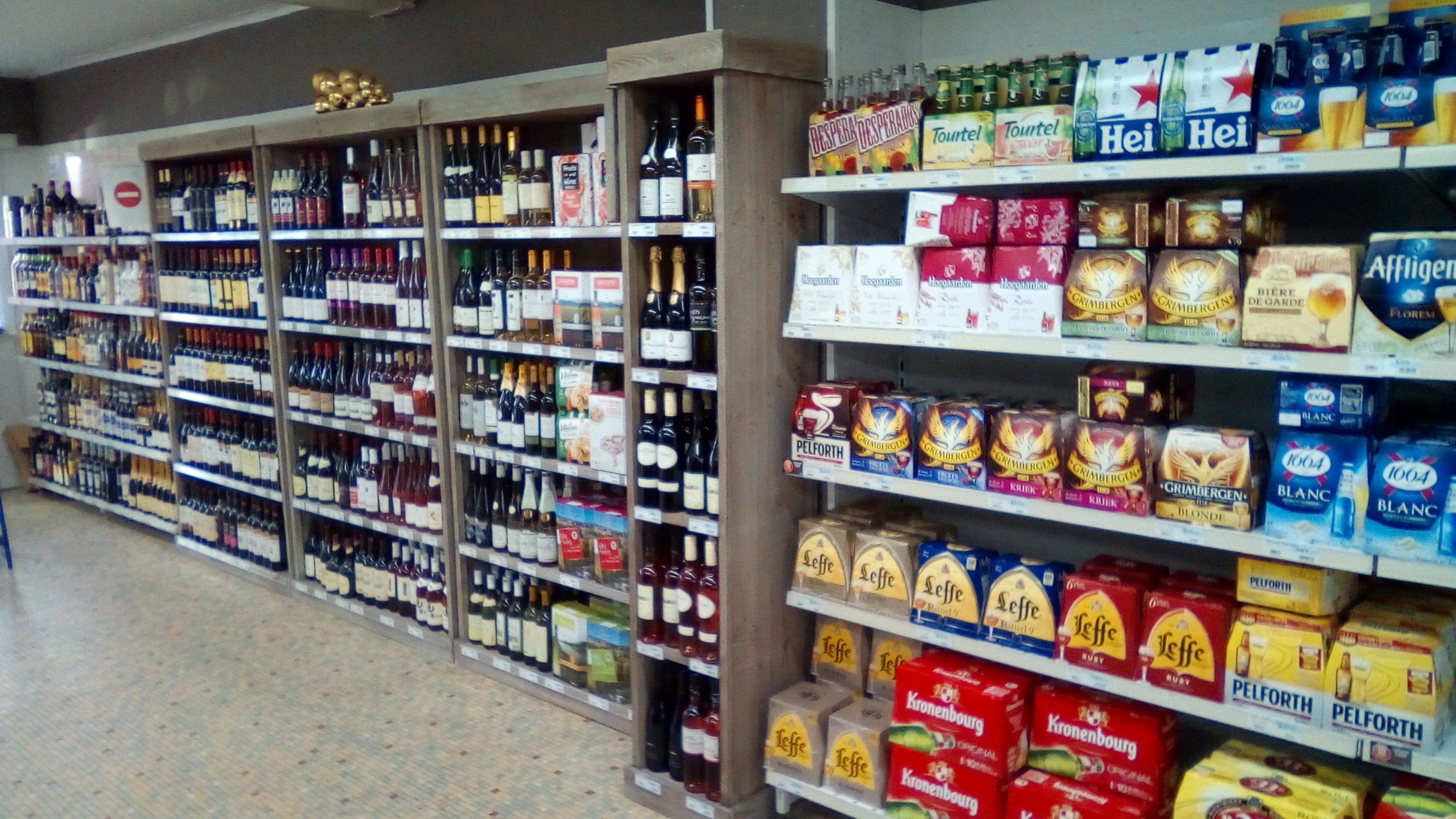 SUPERETTE surface commerciale 160m3  et 90m3 réserve
Vitrines LS et boucherie 4/5 ans avec service d'entretien à l'année 
avec logement 100 m3  4 chambres  terrasse et garage 
Classement énergétiques C
Loyer mensuel logement  600€ 
Loyer mensuel commercial 1500€
Taxe foncière 3718€
Toiture magasin récente 
Isolation extérieure pompes à chaleur et VMC récent 

possibilité d'achat des murs 335000€