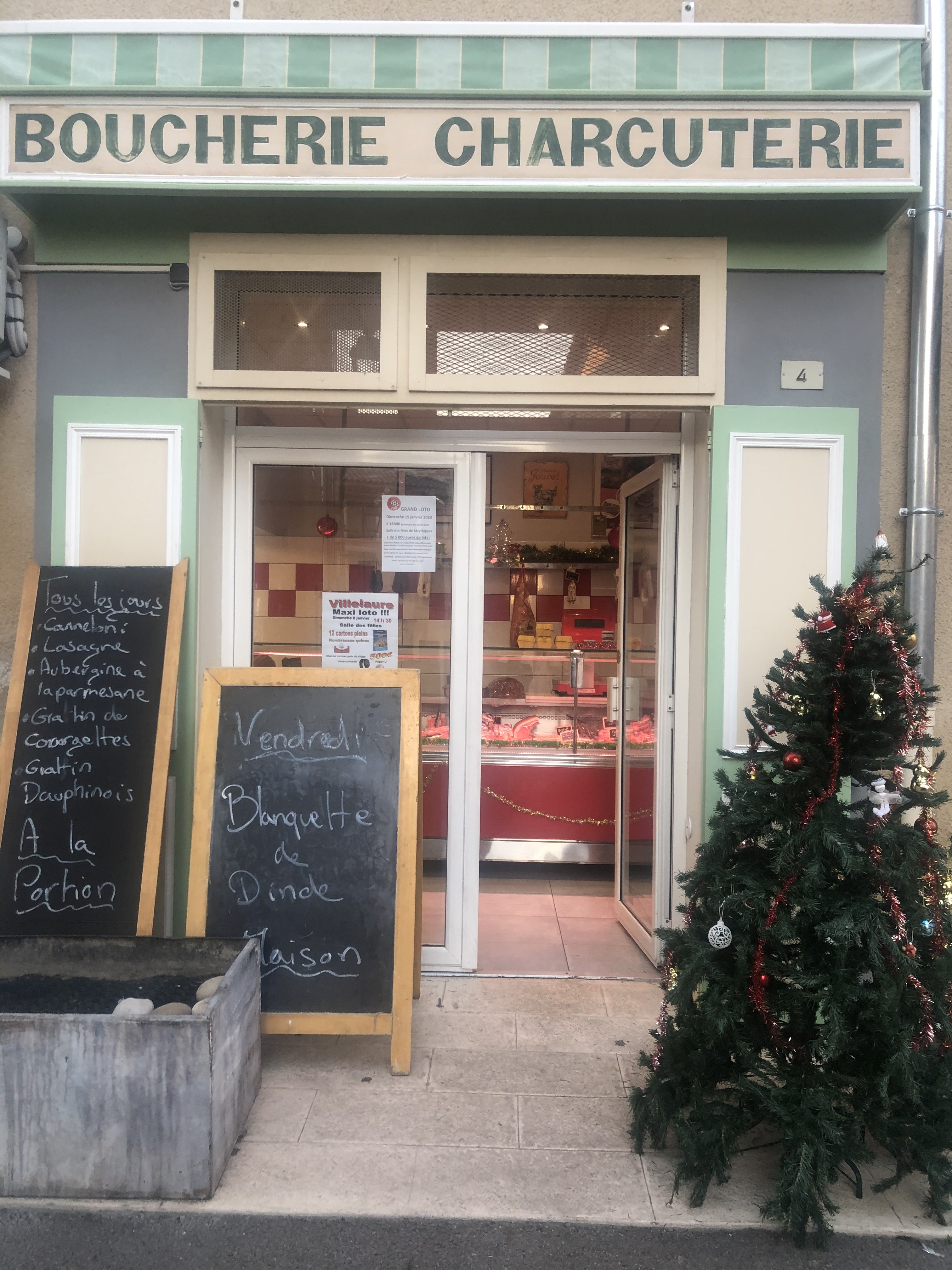 Bonjour, vend Boucherie Charcuterie Traiteur dans le Vaucluse limite des bouches du rhones a VILLELAURE a 6 km  de Pertuis.
très bon chiffre d'affaire 270000 euro GROS TRAVAIL en TRAITEUR tous les Vendredi un gros plat ainsi que des plats tous les jours, travail aussi avec les associations, en viande porc fermier, veau, bœuf Limousin et agneau de Sisteron loyer de 700 euro sur 2 niveau, la Boucherie fait a peu prés 70 m2 sur 140 m2 en 2 niveau, idéal pour un couple et un employé. Pour plus de renseignement appeler moi 0614830023. Cordialement.