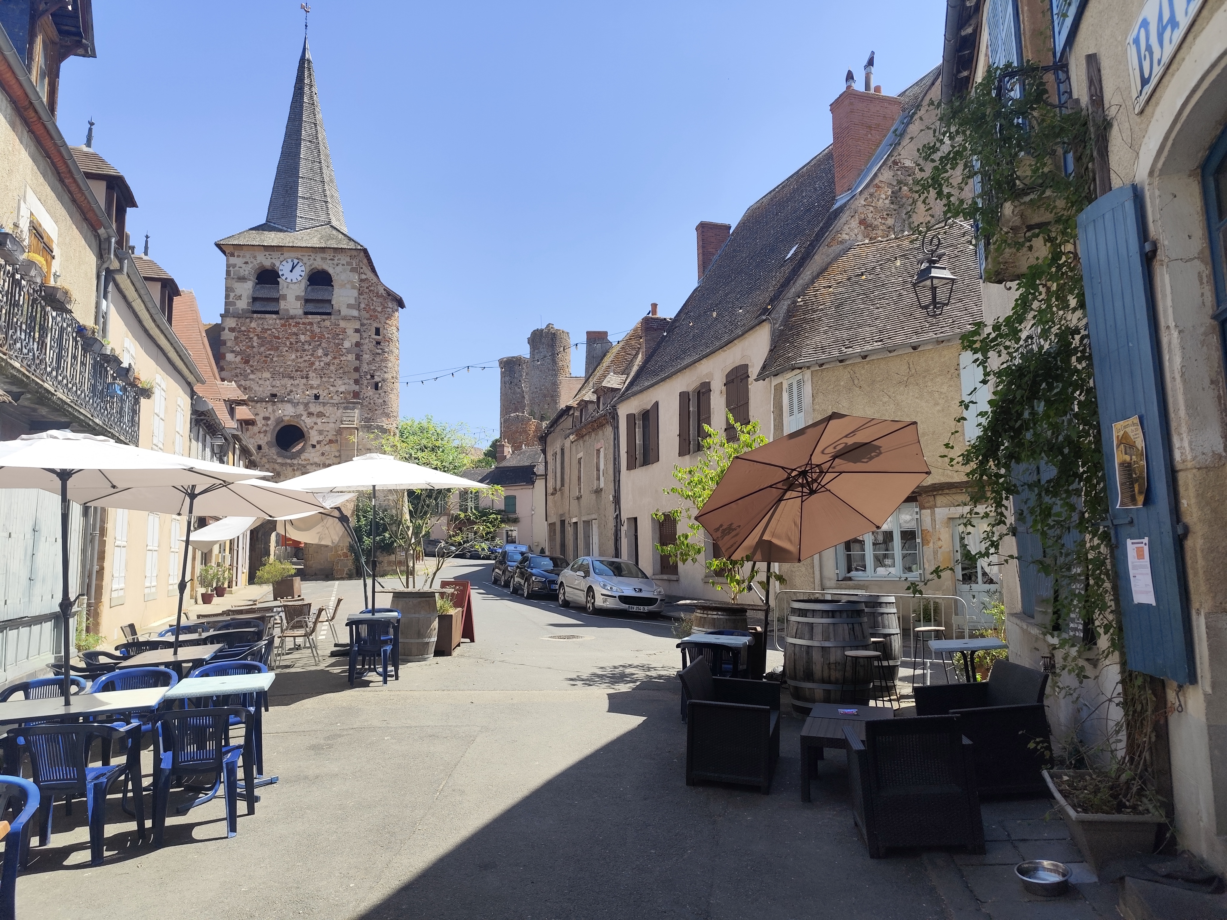 Bar restaurant situé dans la petite commune médiévale de hérisson, le lieu est touristique et agréable a vivre.
Bâtisse ancienne avec un intérieur chêne très charmant, chaises et tables bois, comptoir zinc ancien, salle de repas 70m2, cuisine et plonge équipée  de 25m2 et réserve de 30 m2 plus terrasse adaptable (autorisation à demander en mairie) devant le restaurant avec vue sur le château et le beffroi.
Village très actif l'été (concerts, pièces de théâtre, festival et brocante)