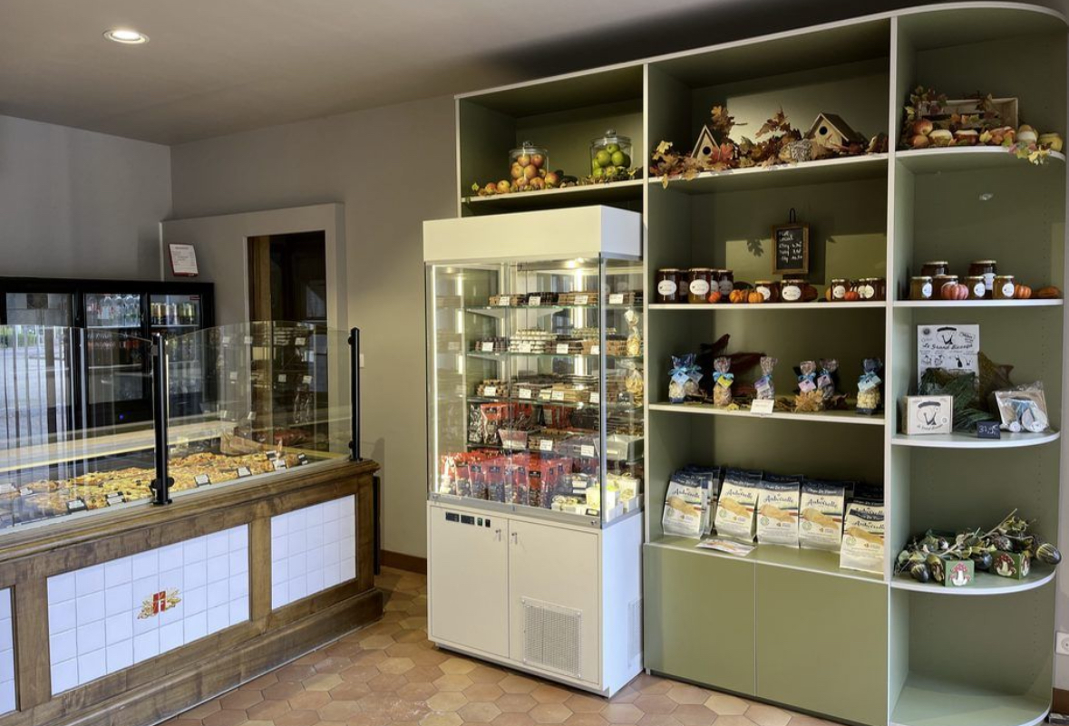 Boulangerie Pâtisserie de 300m2

Entreprise familiale implantée depuis 40 ans au cœur de la commune.
Se distingue par sa cuisson traditionnelle au feu de bois, four visible depuis la boutique qui a elle été rénové récemment. 
Affaire clé en main, saine et prospère, n’attend plus que des repreneurs pour poursuivre et développer cette boulangerie et permettre à ses gérants de partir en retraite.