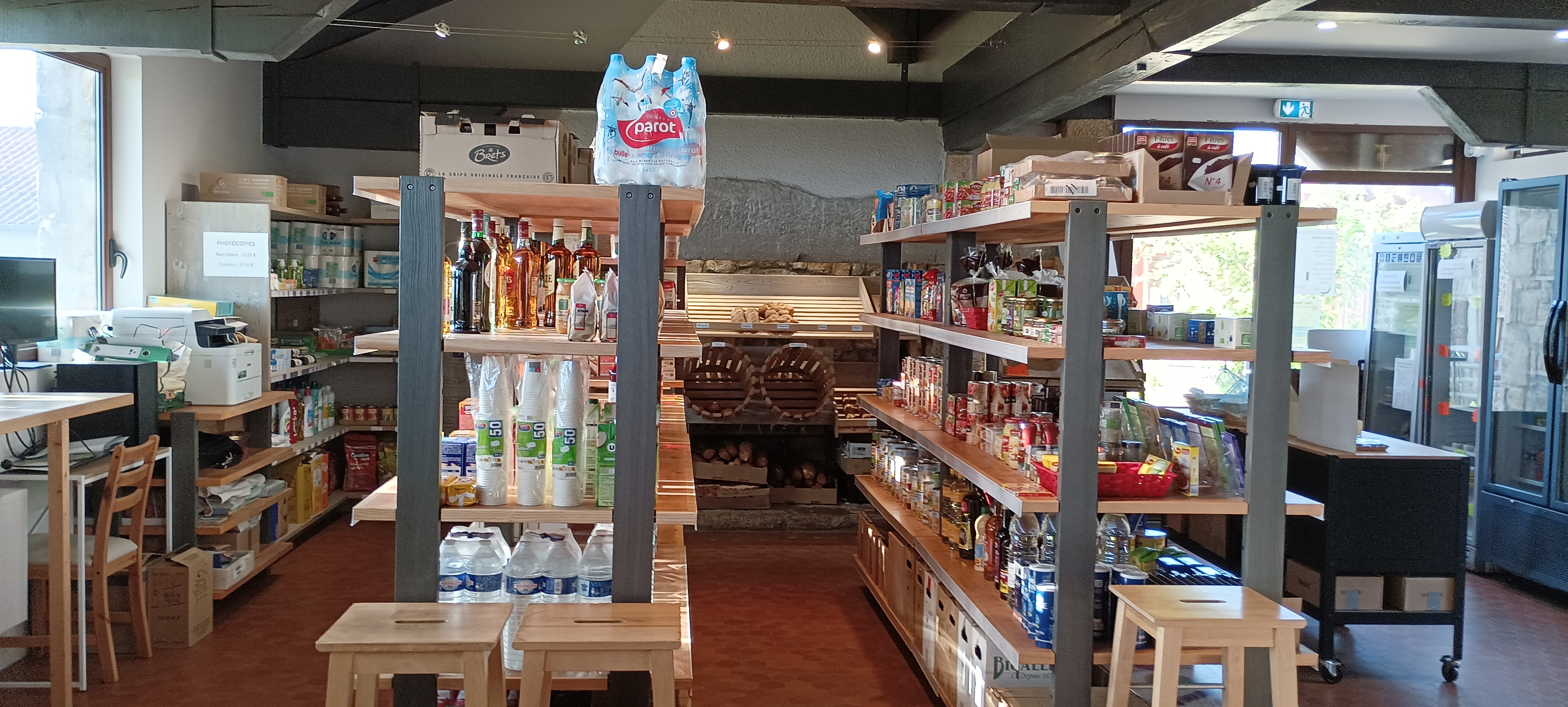 Belle opportunité de reprise au cœur du Parc naturel régional Livradois-Forez, en Auvergne : multiservices, épicerie et bar rural avec la possibilité de développer une activité de restauration, idéalement situé au centre du village de Sauvain, sur la place de la mairie. L’établissement bénéficie d’un parking et de terrasses à proximité immédiate de l’école, d’une belle vue dégagée ainsi que d’un accès direct à une aire de jeux.

Au sein de Loire Forez Agglomération et au cœur du Parc naturel régional Livradois-Forez, la commune de Sauvain séduit par son environnement préservé, son authenticité montagnarde et sa qualité de vie. Ce village à taille humaine, situé à plus de 900 mètres d’altitude, offre un cadre paisible et verdoyant, apprécié pour ses paysages ouverts, ses forêts et ses grands espaces propices aux activités de pleine nature.

Berceau de la Fourme de Montbrison, Sauvain bénéficie d’une identité locale forte, profondément attachée à son patrimoine pastoral, à son agriculture de montagne et à ses savoir-faire traditionnels. La commune conserve une véritable convivialité rurale et s’anime tout au long de l’année grâce à une vie associative dynamique, des événements locaux et des activités tournées vers la découverte du territoire et de ses traditions.

Entre qualité de vie, tourisme vert et valorisation du patrimoine local, Sauvain constitue un environnement attractif pour vivre, entreprendre et développer une activité au plus près des habitants comme des visiteurs.

Descriptif local/terrain :
Vente d’un fonds de commerce multiservices idéalement situé au cœur du village de Sauvain (Loire), sur l’axe principal et la place de la mairie. L’activité actuelle comprend une épicerie de produits du quotidien et de produits locaux, complétée par une activité de bar et dépôt de pain.

Le commerce est exploité dans un local municipal agréable de 140 m² répartis sur deux niveaux, bénéficiant d’un loyer attractif de 460 € TTC par mois dans le cadre d’un bail commercial 3/6/9. Une licence IV est actuellement louée pour 500 € par an. Aucun personnel n’est à reprendre. Matériel à céder inclus dans le fonds de commerce.
– Espace de vente : 75m2
– Salle du bas : 40m2
– Stockage : 25m2
– Chaufferie (au fuel) : 8m2

L’établissement dispose d’un fort potentiel de développement avec la possibilité de créer une activité de restauration grâce à un local partiellement équipé et à une salle située au niveau inférieur.

L’école maternelle et primaire se trouve à proximité immédiate, avec une cantine communale s’approvisionnant en partie auprès de l’épicerie, assurant ainsi une clientèle locale régulière.

Situé dans un environnement convivial et dynamique, le commerce profite d’un emplacement privilégié avec parking à proximité et deux terrasses : une terrasse saisonnière installée sur la place du village et une seconde accessible toute l’année, offrant une belle vue dégagée et un accès direct à une aire de jeux.

À seulement 20 km de Montbrison et de Boën-sur-Lignon, Sauvain est un village de caractère au cœur du pays de la Fourme de Montbrison. Point de départ de nombreuses randonnées sur les Hautes-Chaumes du Parc naturel régional Livradois-Forez et doté du musée de la Fourme et des traditions, le village attire de nombreux visiteurs et touristes, notamment durant la saison estivale grâce à plusieurs manifestations locales.

Le projet est idéal pour un professionnel souhaitant :
– S’installer au cœur d’un village rural dynamique et convivial
– Développer une activité alimentaire/multi-service/bar de proximité
– Allier cadre de vie agréable et projet professionnel
– Une belle opportunité pour entreprendre en Livradois-Forez et faire vivre un lieu central du territoire.

Contact direct avec la propriétaire :
Jocelyne MASSOT
chezpapote.sauvain@gmail.com
Tél. : 04 77 96 98 10

Aides et accompagnement
Il est possible d’être accompagné techniquement et/ou financièrement par le Réseau Initiative, France Active, une coopérative d’activité (CAAP), la CCI ou la BGE. Il existe également une aide destinée aux petites entreprises du commerce, à l’artisanat et aux services avec points de vente, en co-financement entre la Communauté de communes Loire-Forez et la Région Auvergne Rhône-Alpes.