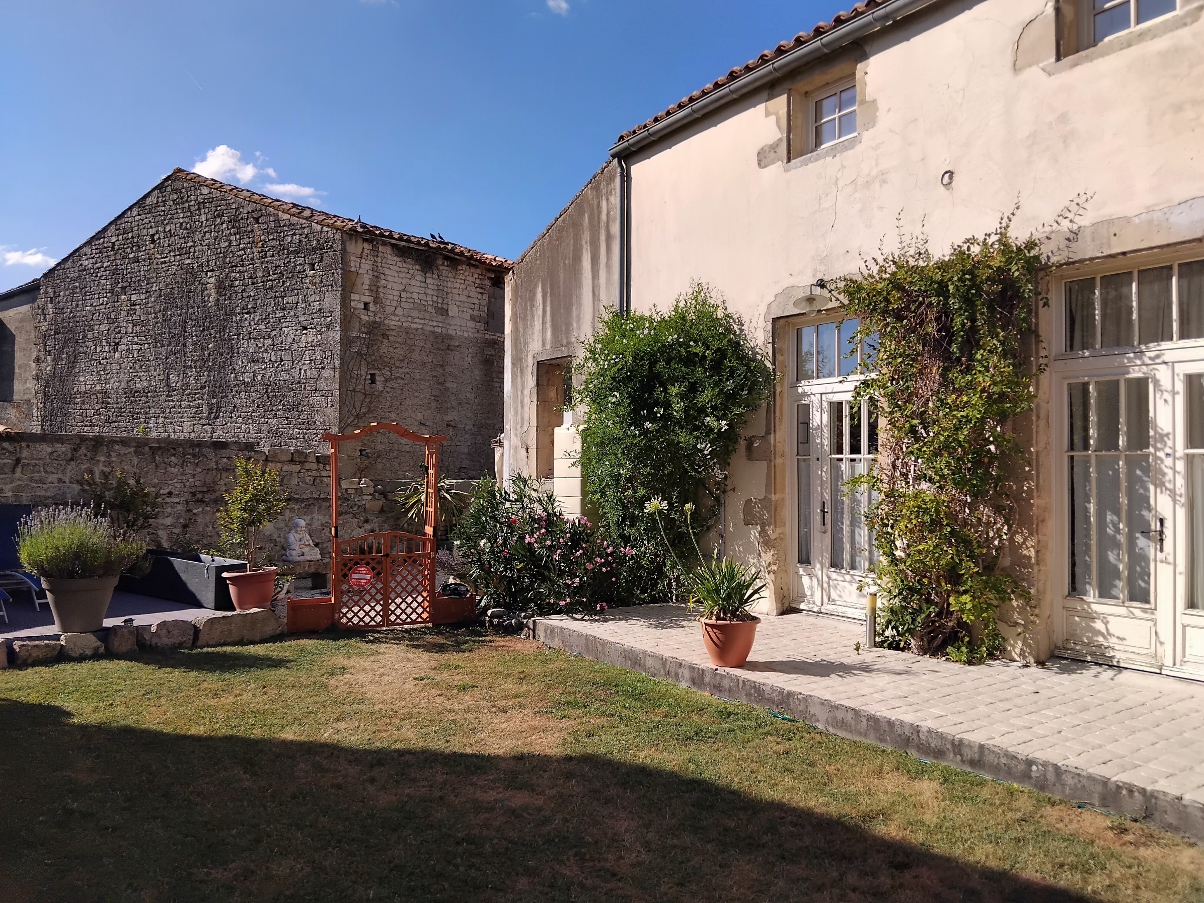 A VENDRE : Murs et Fonds – Hôtel *** de charme pierre et bois (10 ch.) dans une bâtisse de 3 siècles.
Prix Global : 860 000 € (Murs : 695 000 € / Fonds : 165 000 €) indissociable
Idéal pour un couple d'exploitants ou des professionnels de l’hôtellerie-restauration souhaitant déployer le plein potentiel des lieux :

	Emplacement Premium : Situé à Alunay (17) sur le chemin de Saint-Jacques de Compostelle (flux constant de randonneurs, touristes et professionnels).
	Avantage Fiscal : Zone ZRR (France Ruralités Plus) offrant des exonérations d'impôts, URSSAF salariés, taxe foncière sur les 5 premières années.
	Outil de Travail Clé en Main : Hôtel- restaurant de 10 chambres chaleureuses, Bar avec Licence IV (actuellement pour clients de l’hôtel uniquement), restauration avec cuisine opérationnelle (actuellement exploitée en table d'hôtes ).
	Excellente Réputation : Noté 4,5/5 sur Google et 8,8/10 sur Booking, salué pour son accueil, son calme et sa propreté.
Potentiel de Croissance : Développement du bar Licence IV avec ouverture au public extérieur et transformation de la table d'hôtes en véritable restaurant (marge brute de 80 %).
Affaire saine exploitée depuis 8 ans. 
	Appartement de fonction de 70m² type T3 avec deux chambres

PROTOCOLE DE VENTE : AGENCE IMMOBILIERE S’ABSTENIR
Chiffres et dossier financier confidentiel transmis uniquement après validation de votre capacité d'apport (25 à 30%), et visite préalable obligatoire (signature d’un accord de confidentialité).

CONTACT : Pour un premier échange, contactez nous sur la messagerie ( hoteldudonjon@outlook.fr ) en présentant brièvement votre profil professionnel et votre situation.