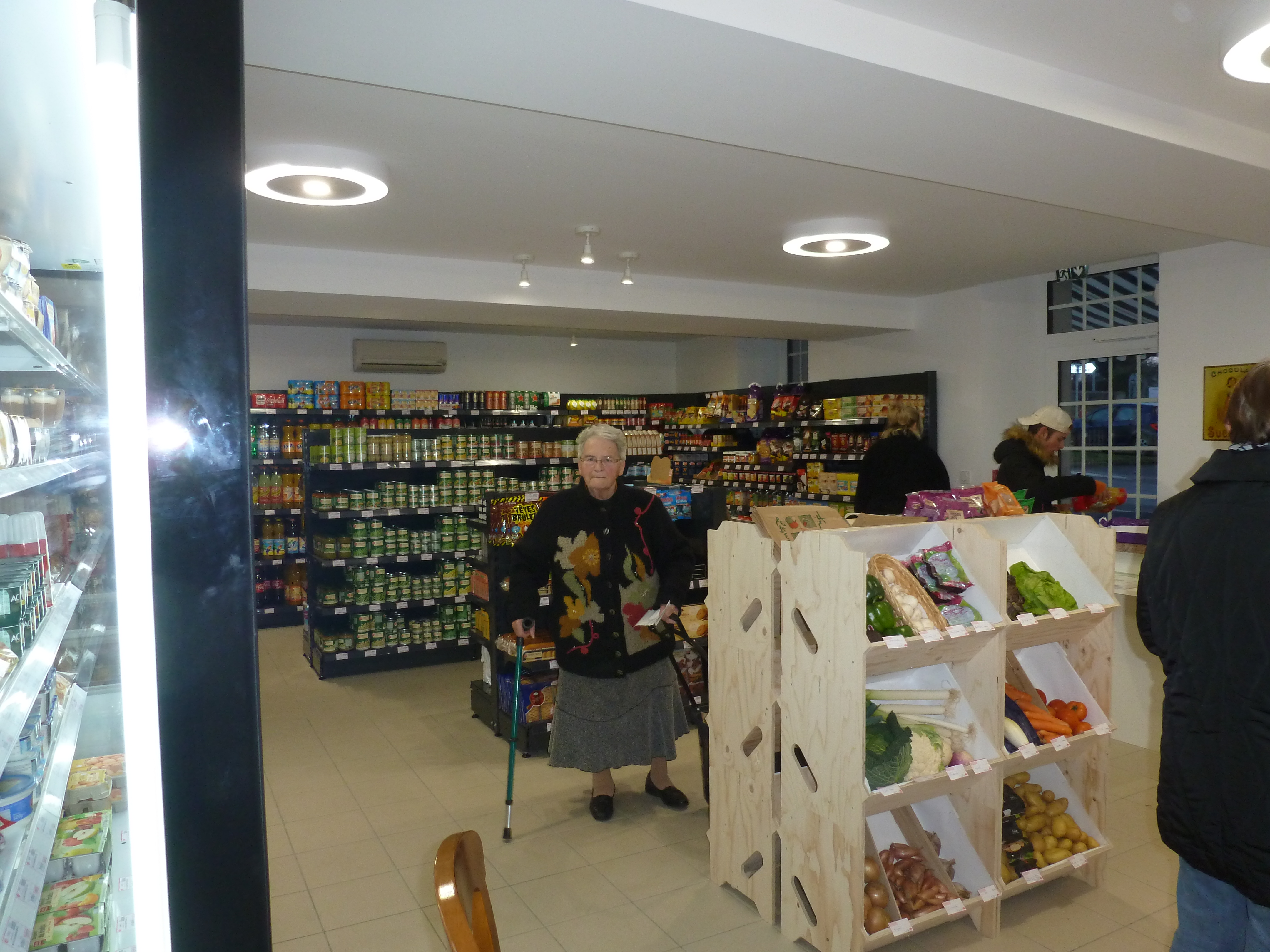 A LOUER BATIMENT COMMERCIAL Boucherie - Charcuterie - Multi commerce 

Comprenant  au rez-de-chaussée :
-	un espace de vente d’une surface de 60m2, équipé d’une vitrine réfrigérée de 4.40 m de long, meuble crémerie, meuble surgelés, et de rayonnages pour épicerie. 
- Laboratoire, chambres froides, cuisine, atelier découpe : surface 56m2
- Réserve, bureau : surface 13 m2
A l’étage : 
-	Appartement Type 4 (Grande pièce de vie (62 m2), 3 chambres, 2 salles d’eau),
Surface totale : 125.25m2, équipé d’un poêle à bois. 
Le bâtiment a été intégralement rénové et refait à neuf en 2015. 
Espace extérieur (courette) 
Dépendance pour stockage 
Parking communal proche (environ 20 places), proche des autres commerces en plein centre bourg. 
Commune de Miré 49330
Miré est une commune de 1060 habitants, située au cœur du triangle Angers/Château-Gontier/Sablé-sur-Sarthe. Elle dépend de la Communauté de communes des Vallées du Haut-Anjou et du Pays Anjou Bleu. C’est une commune indépendante. 
Elle est bien desservie avec :  
-	La gare TGV à 20mn à Sablé-sur-Sarthe, (ligne Paris/Nantes), 
-	La gare de Morannes (7 kms) ligne TER, 
-	Les lignes de bus desservant Sablé-sur-Sarthe, Angers, 
De nombreux commerces sont présents sur la commune : 
-	Boulangerie, 
-	2 salons de coiffure, 
-	Magasin de Bricolage, 
-	Food-Truck Burgers (1 fois semaine) 
-	Food-Truc Pizzas (1 fois semaine) 
-	Projet d’ouverture d’un Café-Restaurant en cours, 
Commune dynamique dotée de nombreux services et professionnels de santé : 
-	 Cabinet de Kinés avec 4 professionnels, 
-	Pharmacie),  
-	Cabinet Infirmier, 
-	Ostéopathe, 
-	Orthophoniste,
Une Zone Artisanale disposant de plusieurs PME, 
Un EHPAD de 72 places. 
2 écoles (Publique et Privée scolarisant plus de 130 enfants), 
La vie associative y est importante, les nombreuses associations organisent de nombreuses manifestations qui remportent toujours un grand succès, la commission municipale « Vie Locale » organise également plusieurs manifestations. 
Le bassin de vie des Miréens est dirigé soit vers Château-Gontier, soit vers Sablé sur Sarthe. 
La commune de Miré est identifiée comme polarité secondaire dans les nouveaux schémas de cohérence territoriaux. (SCOT du Pays Anjou Bleu, PLUI de la CCVHA en cours d’élaboration). 
Les principaux pôles commerciaux des environs sont situés à Château-Gontier (20km), Sablé-sur-Sarthe (20km), Châteauneuf-sur-Sarthe (10km). 
La commune est située en Zone de Revitalisation. (Avantages fiscaux à l’installation). 
La commune de Miré, propriétaire du bâtiment recherche un repreneur pour son local commercial. Loyer modéré. Possibilité de dissocier le commerce du logement. Loyer local commercial : 500€/mois, loyer appartement : 500€/mois. 
Ce local est adapté pour toute activité de commerce (Boucherie-Charcuterie-Epicerie) + autres activités à développer, ou d’activités telles que traiteur avec petite restauration. 
(Pas de Licence IV)