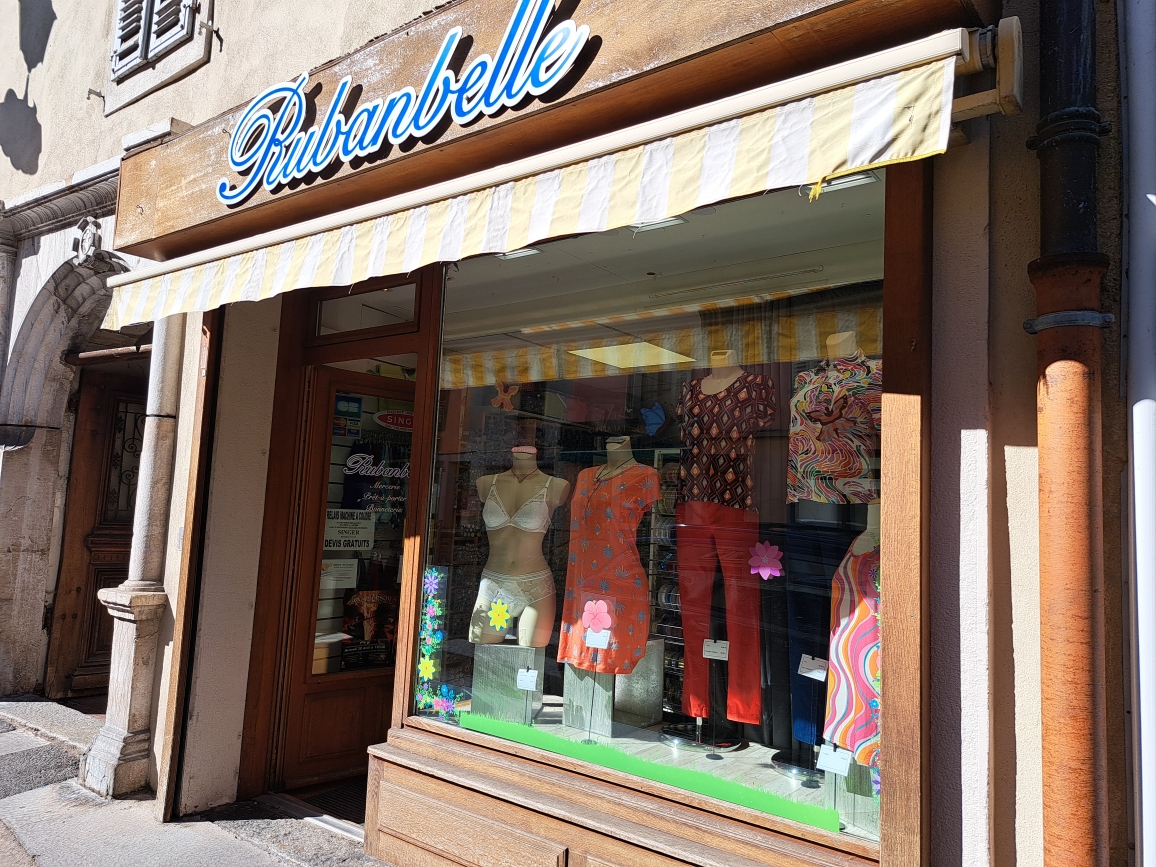 Vend Fond de commerce de Mercerie, Bonneterie et prêt-à-porter femme

Entreprise familiale crée en 1921. Bonne clientèle, pas de concurrence.
Local 50m2 en centre ville, rue commerçante et parking gratuit à proximité.

Vous connaissez la couture, vous avez envie de partager et de conseiller. Envie d'être votre propre patron, alors lancez-vous! ( je pourrais vous accompagner pour les débuts).

Vous aurez la possibilité de développer le tricot (forte demande) et les loisirs créatifs...si vous le souhaitez.

CA/an 155000€ HT.

La boutique est aussi point relais Singer pour la réparation et l'entretien des machines à coudre et point dépôt pour une couturière retoucheuse. (rémunération par commission).

Fond de commerce 40 000€
Stock à négocier. (entre 70 000 et 120 000€)
Loyer à discuter car possibilité d'achat des murs 75 000€.