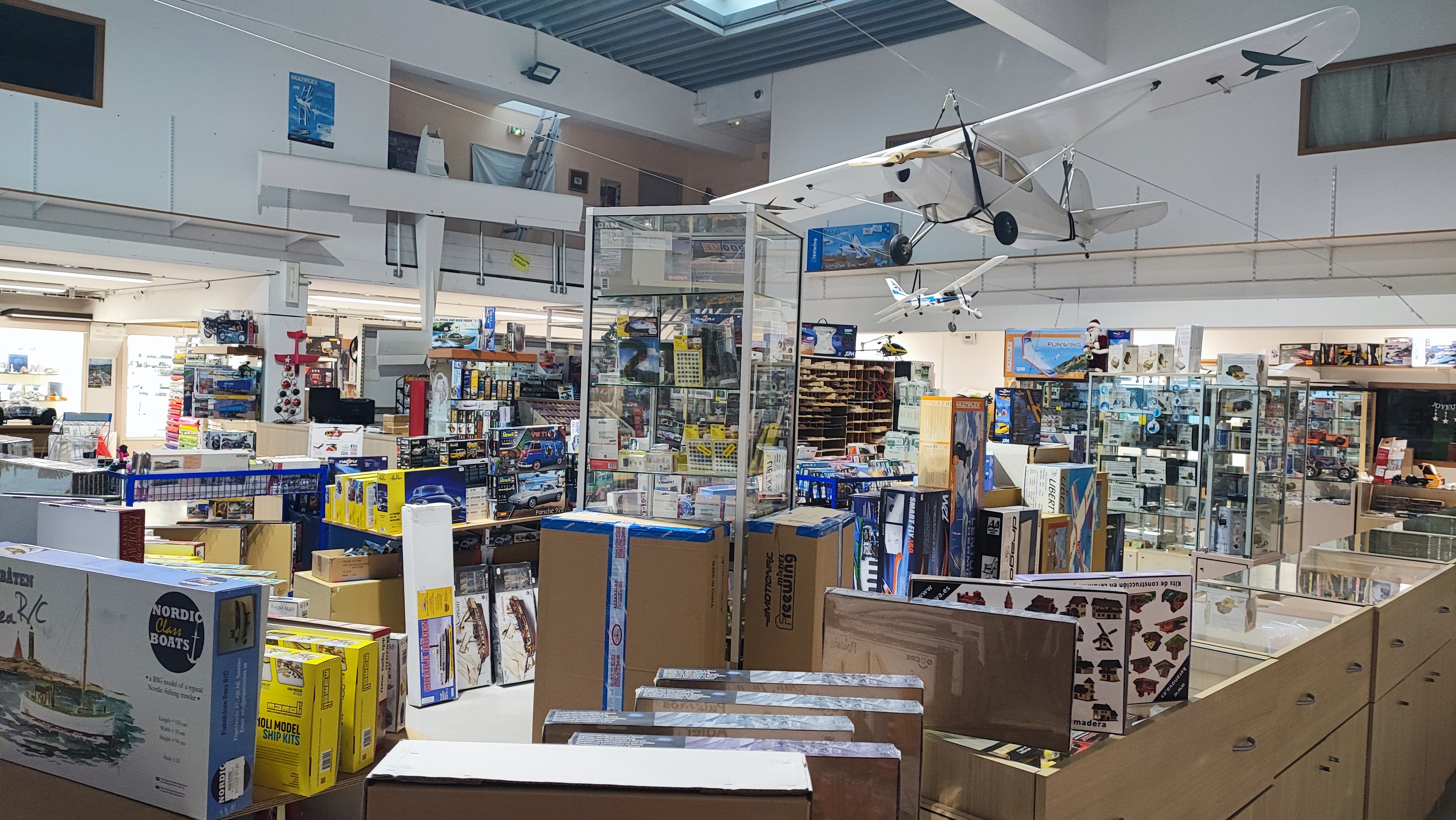 Départ en retraite 
Magasin de modélisme a reprendre 
Très belle activité pour passionné et connaisseur 
Connaissance en avion radiocommandé 
Réparation mécanique électronique voiture radiocommandée 
Avoir des connaissances en vente 
Savoir gérer le site marchand