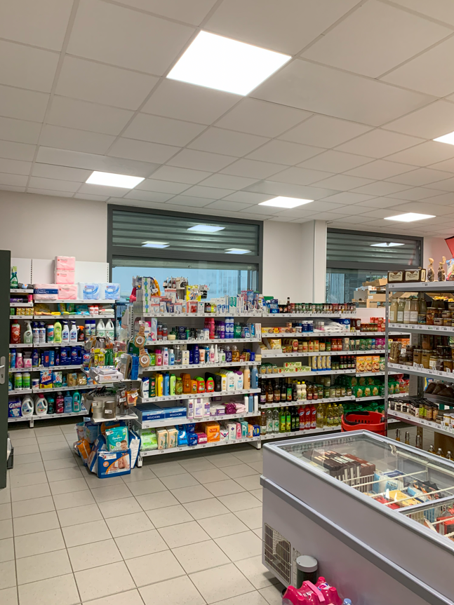 Vous cherchez une opportunité pour devenir dirigeant d’un commerce local prospère dans un charmant village de campagne ? Ne cherchez plus ! 

Après presque 14 ans d’activité et étant en reconversion professionnelle, je propose à la vente ce fonds de commerce d'épicerie d'alimentation générale située sur la commune de Chambon-la-forêt (45340, Loiret) de 938 habitants. Sans oublier les communes des alentours qui bénéficient également de ce commerce de proximité (Nancray sur Rimarde, Bouilly en Gatinais, Verrines, Vrigny, …). 

L’épicerie est située au cœur du village, à proximité d’une boulangerie-pâtisserie, d’un bar-tabac, d’une cordonnerie, d’un restaurant, d’une agence postale, d’une école maternelle, d’une MAM, de maisons d’hôtes, d’un lieu unique Parenthèse-Tiny house.

Implantée depuis de nombreuses années, l’épicerie est appréciée par les habitants locaux, saisonniers ainsi que par les visiteurs de passage. Commerce dynamique avec son attachante et fidèle clientèle. Offrant une large gamme de produits alimentaires secs, frais et surgelés, de boissons, de produits ménagers, fruits/légumes, produits locaux, gaz, … 

Le local est d’une superficie de 120m² datant de 2013, aucuns travaux n’est à prévoir. Composé d’une grande surface de vente (85m²), bureau, réserve (20m²), vestiaire/sanitaire, seconde entrée sur le côté du local permettant la réception des marchandises, places de parking.  Bail commercial avec la mairie (loyer modéré).

Matériels en bon état : rayonnages, 3 vitrines fraîches, 1 bac vitré pour les surgelés, une grande chambre froide, clim réversible, caisse enregistreuse/gestion aux normes ainsi qu’une installation de caméras de surveillance et alarme …

Belle opportunité à prix attractif et libre de suite.

Prenez contact dès maintenant, je reste disponible pour tout complément d’information !