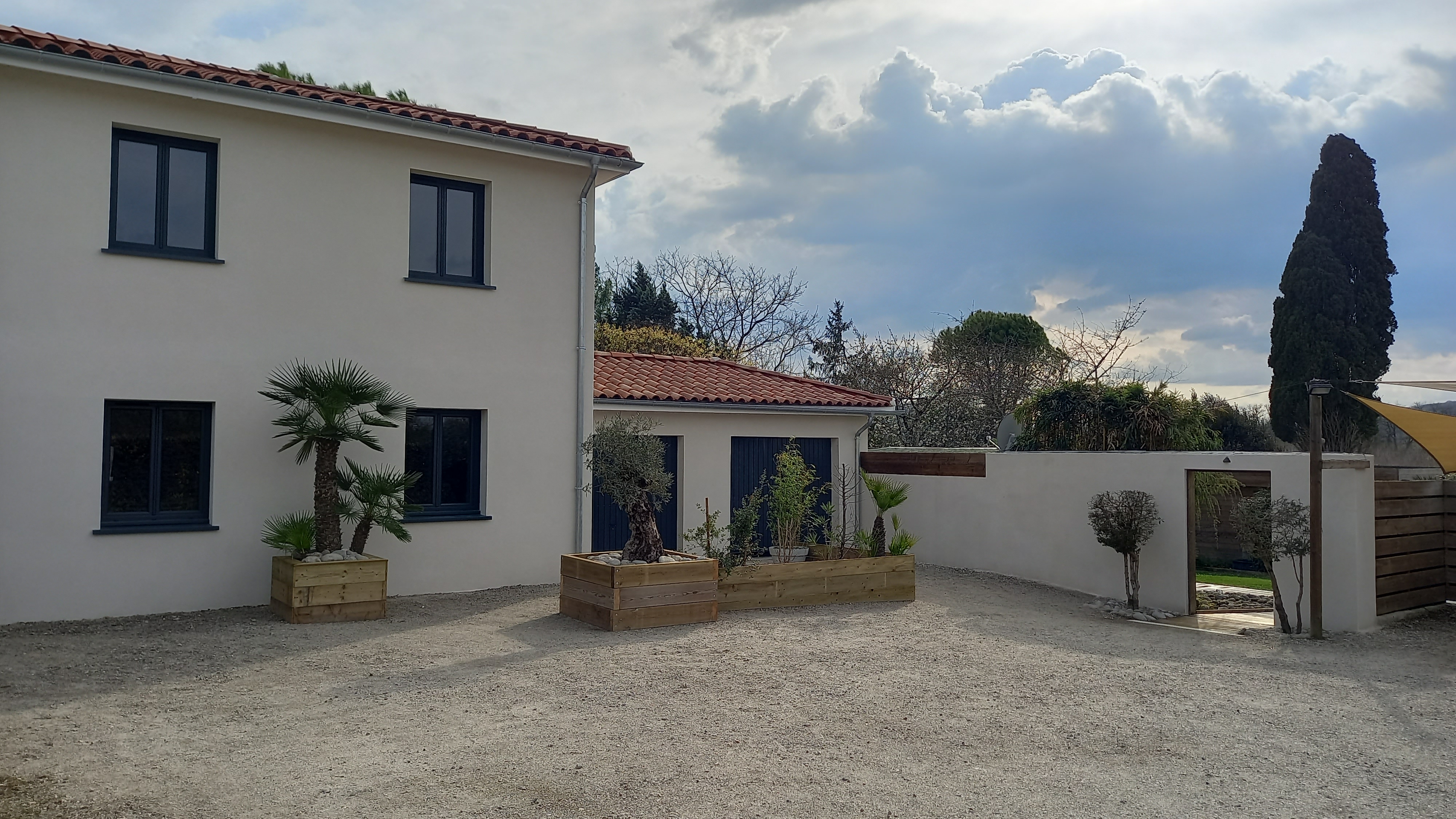 3 LODGES EN BOIS de 25m2 tout équipés  (2 personnes/lodge), 15 ans d'activité commerciale,
+ MAISON D'HABITATION à aménager entièrement de 75 m2 env., garage attenant de 20 m2 env.
Jardin dans une ambiance zen avec piscine balnéo chauffée et sauna infrarouge.
Parking sécurisée
Le tout sur terrain de 1000 m2.
 Situé à 10 mn d'Agen dans un village authentique et remarquable.
Pour tous renseignements nous contacter.