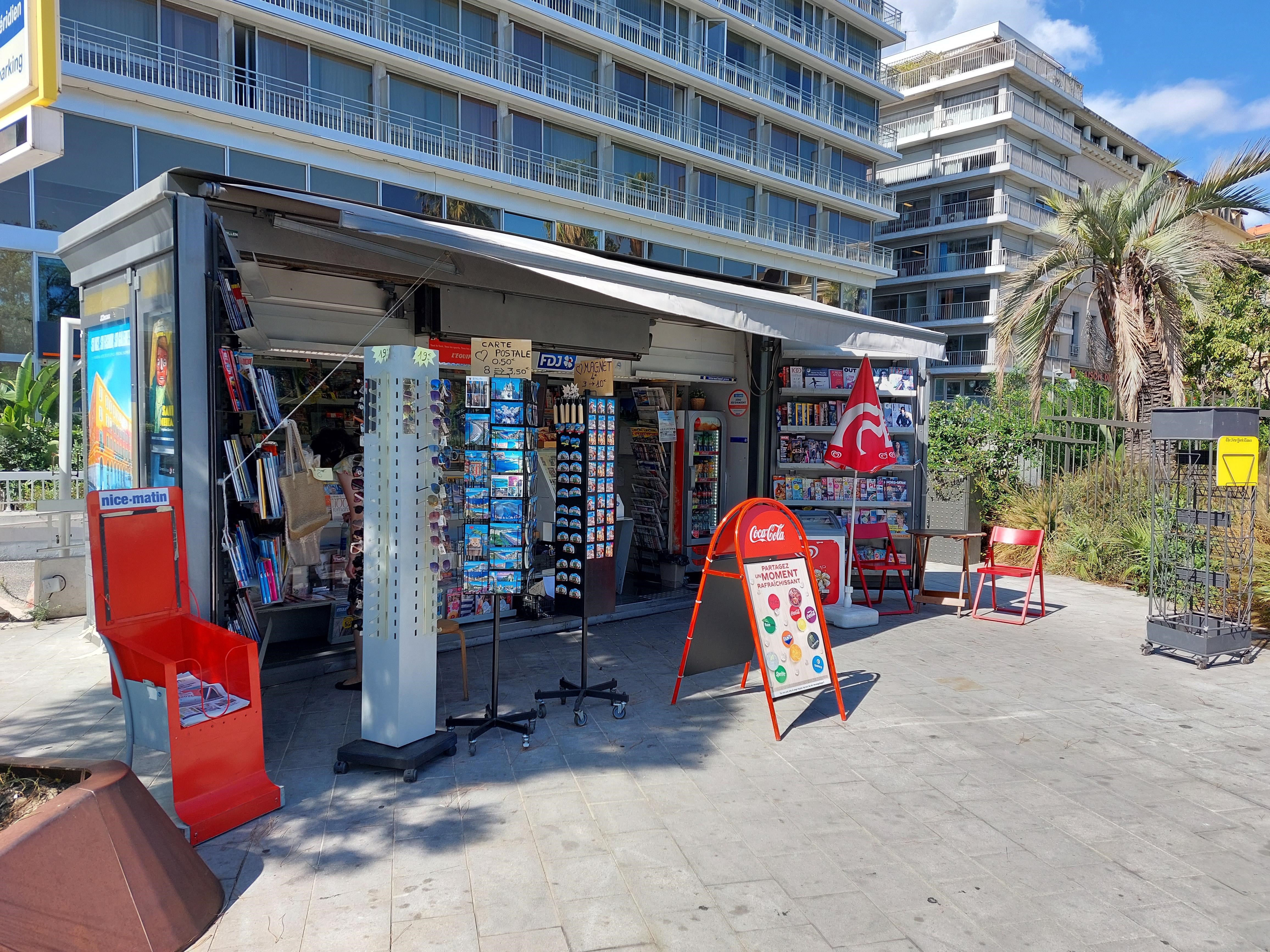Situé en plein centre de NICE face à la Promenade des Anglais, ce joli kiosque attend son gérant (e). 
Travailleur indépendant (inscrit au RCS sous la forme de SAS, SASU, SARL, EURL, EI, micro-entreprise…), vous gérerez le kiosque de presse, avec les jeux, souvenirs, cartes postales, boissons à emporter, lunettes de soleil et sourire :)

Devant la station de taxi, face au McDonald et Hôtel Méridien, une ouverture quotidienne vous permettra de capter les touristes mais aussi les niçois. 
Idéalement placé lors des évènements sportifs et culturels (Carnaval, marathon,...), le kiosque vous permet également de contribuer à l'activité de la ville. 

Afin de commencer correctement votre activité, nous conseillons d'avoir un fond de roulement/trésorerie d’environ 5000€ à 10 000€.
Le dépôt de presse la SEC (l’entreprise qui vous livre la presse basée à Monaco) vous expliquera plus en détails le fonctionnement et la formation.
Un dossier est à réaliser pour la vente des jeux de la FDJ. Prévoyez minimum 2 mois avant une ouverture (avec les jeux).
Votre salaire proviendra des commissions de ces activités, à savoir :

Presse nationale (23%) et régionale (14%)
Les jeux de la Française des jeux (FDJ) : jeux de grattage, tirage, paris sportif (5%) ou PMU.
La petite confiserie, bimbeloterie, librairie, souvenirs, les cartes postales, les boissons à emporter.

Les charges sont le loyer mensuel, la caution pour le kiosque (caution restituée à la fin sauf anomalies constatées.
Un routeur 4G ou box internet
Caisse informatisée avec logiciel spécifique intégré de presse entre 80 et 120€/mois
Assurance
La durée est indéterminée.
Les horaires : Vous vous adapterez au besoin de votre clientèle.
L'idéal d'ouverture est de 7h/7h30 à 18h selon la saison.
Ouvert toute l'année.

Je vous rencontrerai avec plaisir pour vous présenter l'activité et le lieu.
