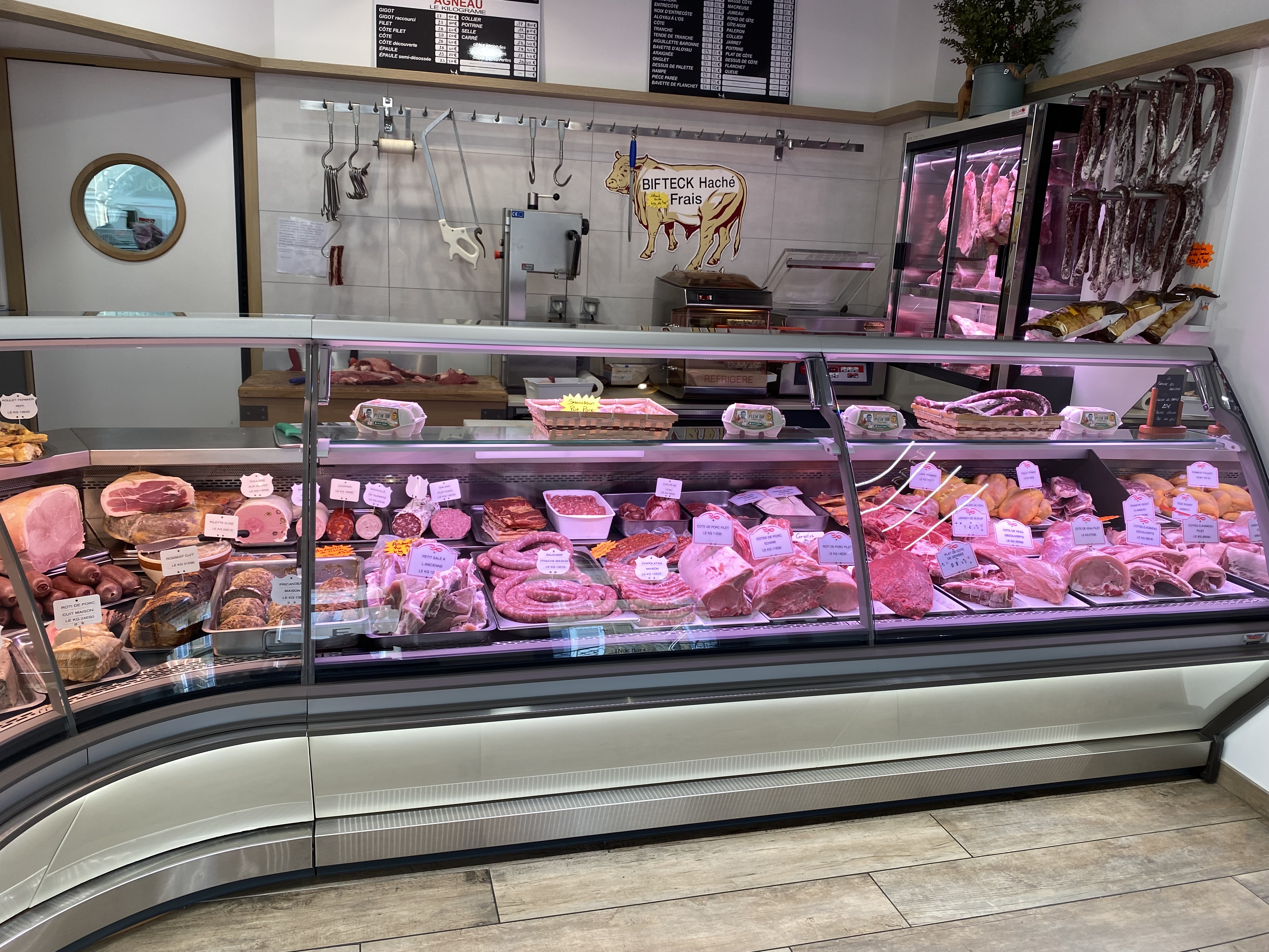 A reprendre, une boucherie historique et réputée sur la commune de Saint-Céré dans le nord du département du Lot. Cession pour cause de départ à la  retraite. Ce commerce est la seule boucherie de cette commune de 3 449 habitants, au centre d’un bassin de vie  de 25 090 habitants.

La boucherie a été reprise en 1992 par le gérant actuel et emploie aujourd’hui 4 personnes (2 personnes à la vente, 2 personnes en boucherie).
De plus, la boutique se situe en plein cœur du centre historique, dans la rue la plus commerçante de la ville et bénéficie d’une belle visibilité grâce à une belle vitrine lumineuse.

L’espace de vente est composé de trois espaces tout en longueur, avec deux accès sur deux rues. La surface commerciale est de 28 m² avec 6 mètres linéaires de vitrines réfrigérées, un espace cuisine de 29 m² tout équipé et un espace laboratoire de 30 m² avec rail de déchargement. Le local a été refait à neuf en 2021
Le chiffre d’affaires de l’établissement est en constant évolution, il se construit autour de deux activités principales :
- activité boucherie (≈ 60% du chiffre d’affaires)
- activité traiteur (≈ 40% du chiffre d’affaires).

La boucherie se fournit essentiellement au sein des exploitations dans un rayon de 30 kilomètres autour de la boutique. L’activité est régulière tout au long de l’année. Le gérant pourra assurer une période de transition en restant au sein de la boucherie ou bien en accompagnant sur la partie approvisionnement  auprès de ses fournisseurs locaux.

Chiffre d’affaires :  sur demande
Prix de vente fonds de commerce : 80 000 €
Loyer mensuel : 750 €