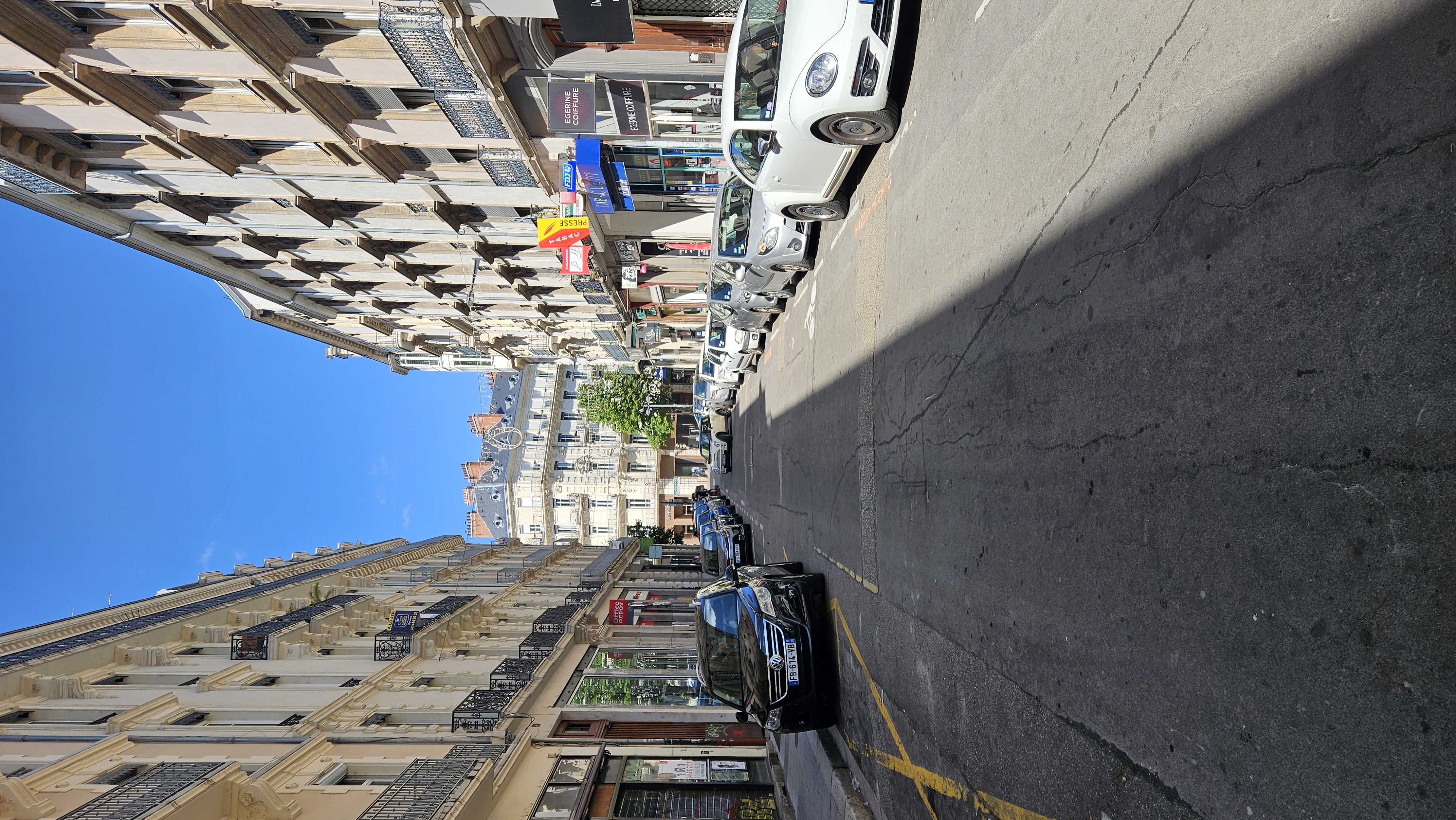 Restaurent Thai/ Vietnamien 
Situé au 5 rue thiers 38000
Grenoble.  Dans une rue passante et à côté Place Victor Hugo. 
67m2 avec acces direct cave 9m2 donc 1 grand frigo et 1 grand congèl.
Une petit studette au dessus environ 14m2 donc ballon eau chaude 200L + douche.
20 couverts ouvert du mardi au dimanche sauf lundi.
Loyer 1600€ inclus taxe foncier et charges. 
Direct propriétaire pas de frais agent. 
N'hésitez pas à me contacter pour plus d'informations 
06 14 62 35 70.