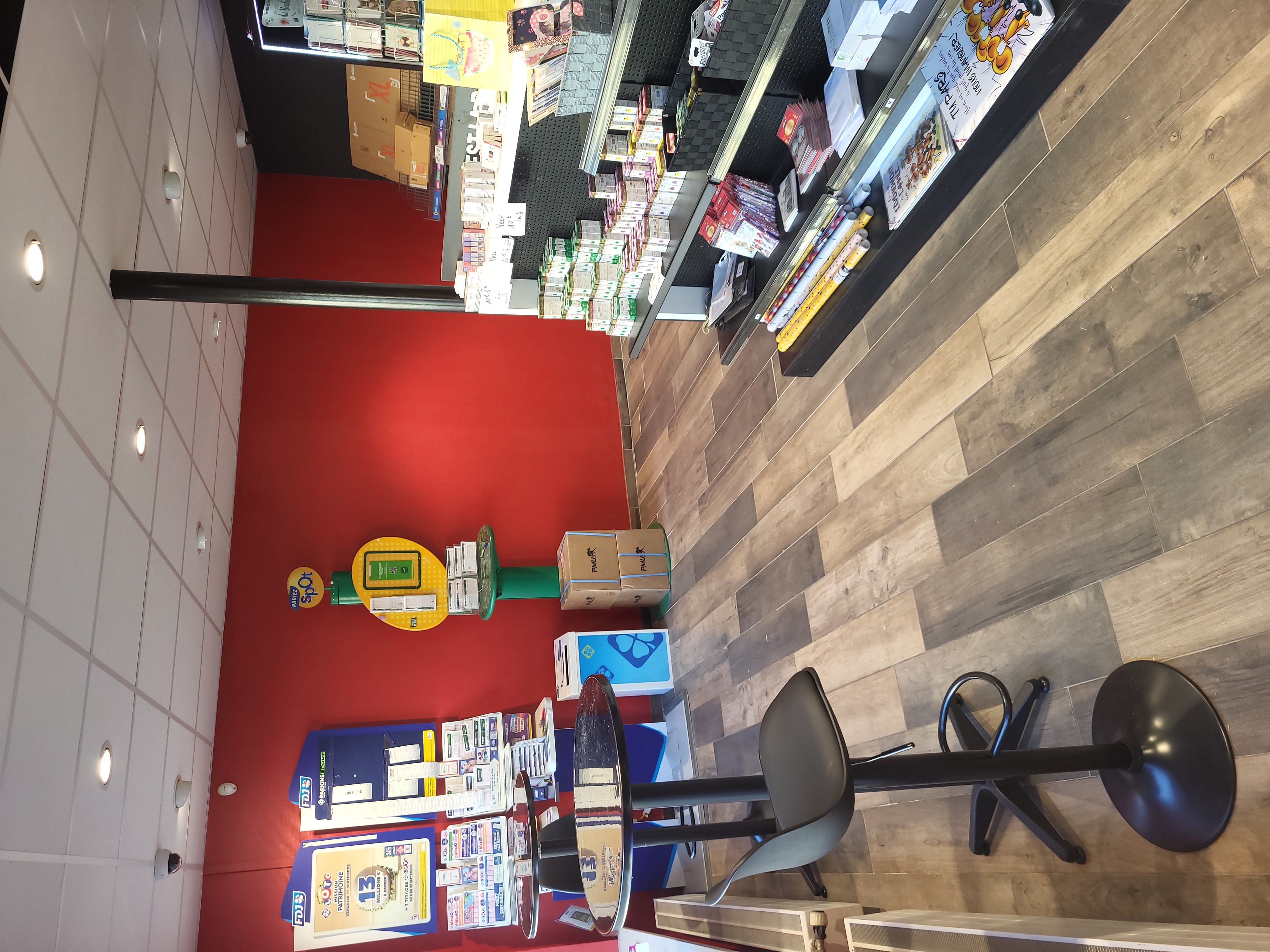 A vendre fond de commerce Tabac FDJ PMU licence a emporter boisson cbd....  zone passante 5000 véhicules jours. Loyer 700 euros par mois.