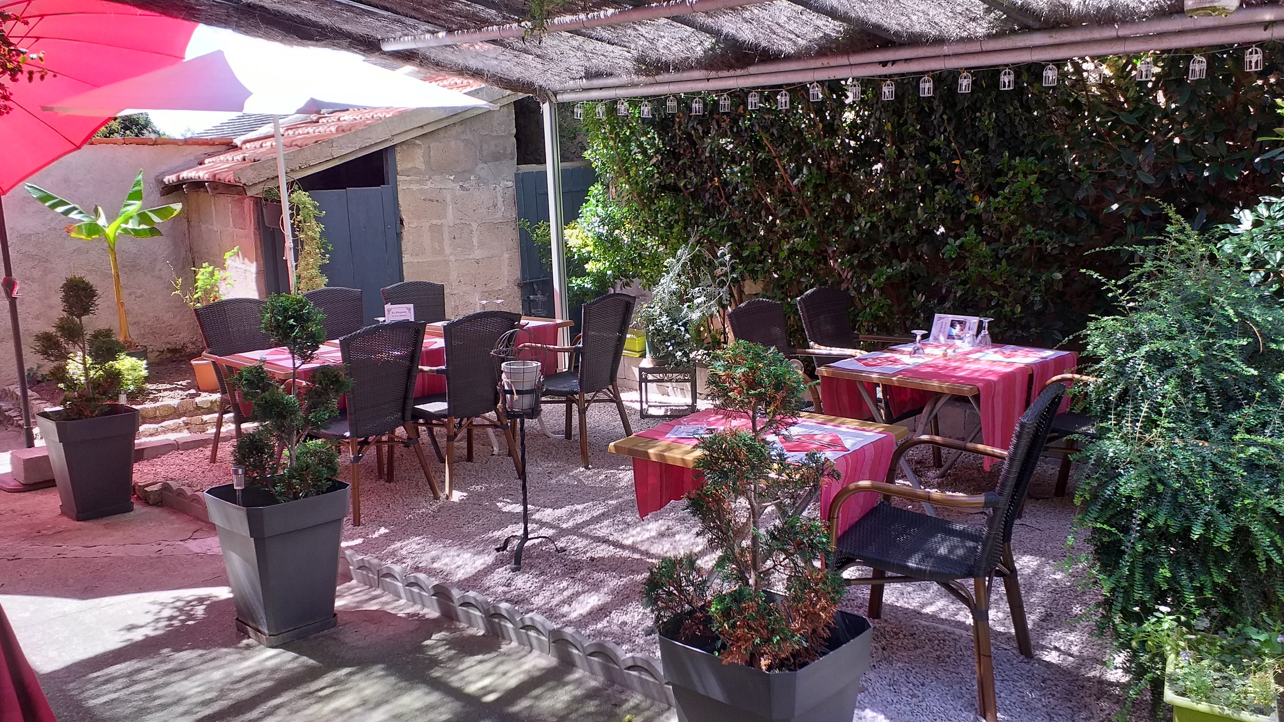 À REPRENDRE : à Bourbon-Lancy (Bourgogne du Sud), restaurant traditionnel idéalement situé dans le quartier médiéval, réputé pour sa cuisine savoureuse. 
	L'établissement dispose de deux salles de 20 couverts chacune, d'une terrasse en façade de 40 couverts, d'une terrasse arrière ombragée de 12 couverts et d'un caveau de 36 couverts pour les repas de groupe. 
	Le chiffre d'affaires 2025/26 est de 202.500 €, en hausse de 7 % sur 2 ans, avec une marge brute de 67,2 % et une valeur ajoutée de 47,5 %. 
	Clientèle fidèle locale et professionnelle. 
	Un cuisinier salarié expérimenté est en place, offrant une transition en douceur pour le repreneur. 
	Aucun travaux à prévoir, équipement de cuisine à jour. Loyer mensuel proposé à 1 150 €. 
	Prix du fonds : 150 000 €. Accompagnement possible. Affaire cédée pour départ à la retraite.