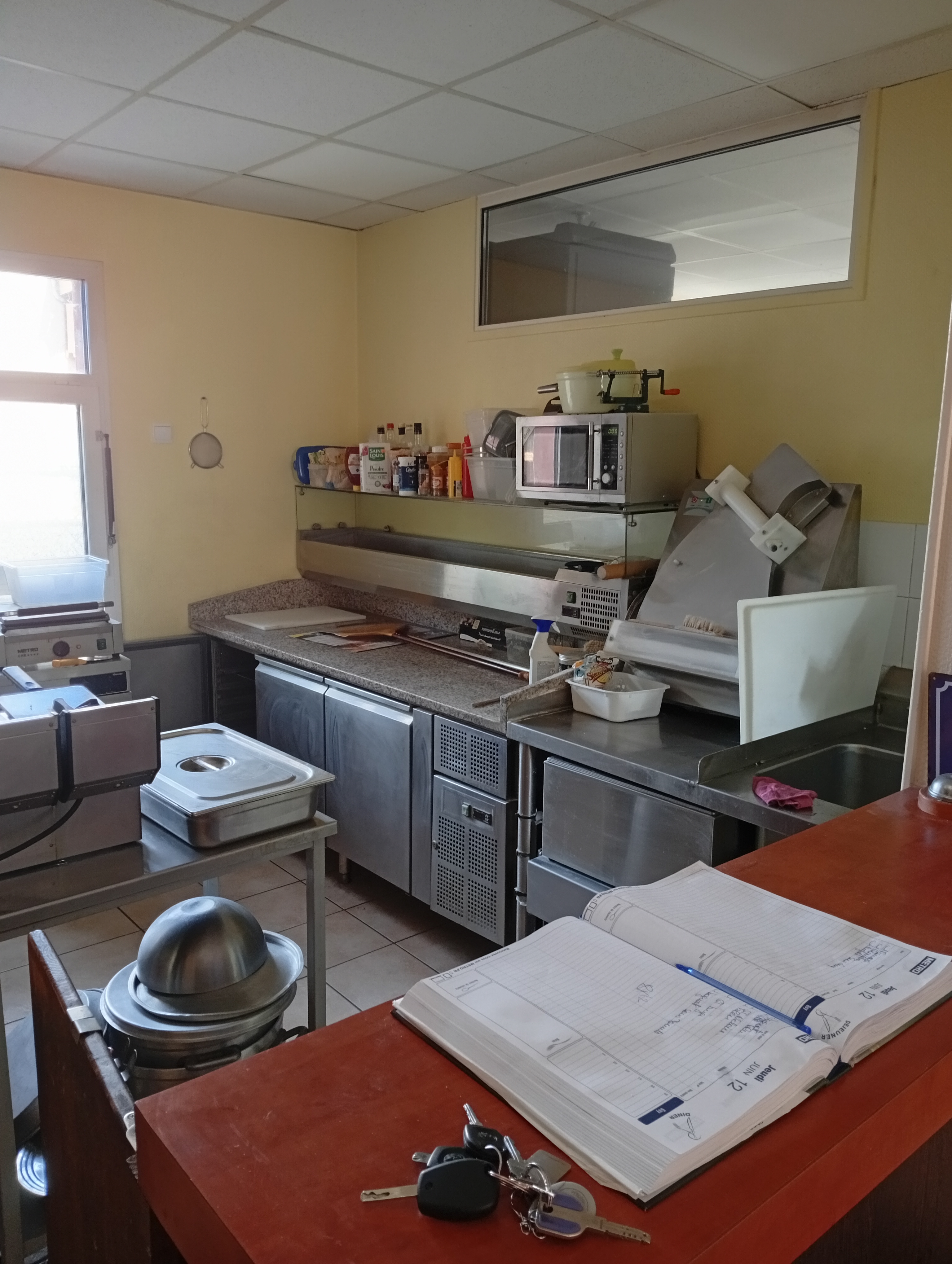 Commerce tenue depuis plus de 20 ans, situé au coeur d'un village de campagne à moins d'un kilomètre d'un château touristique avec une grande possibilité de développement ( les repas ouvrier, cigarette électronique, dépôt de pain ,relais colis...).
Actuellement le commerce dispose d'un bar , d'une épicerie , d'un tabac, la FDJ, le paiement de proximité  ainsi que de la restauration à emporter ( pizza, burger, tacos...).
La cause de la session est de récurrent problème de santé.
