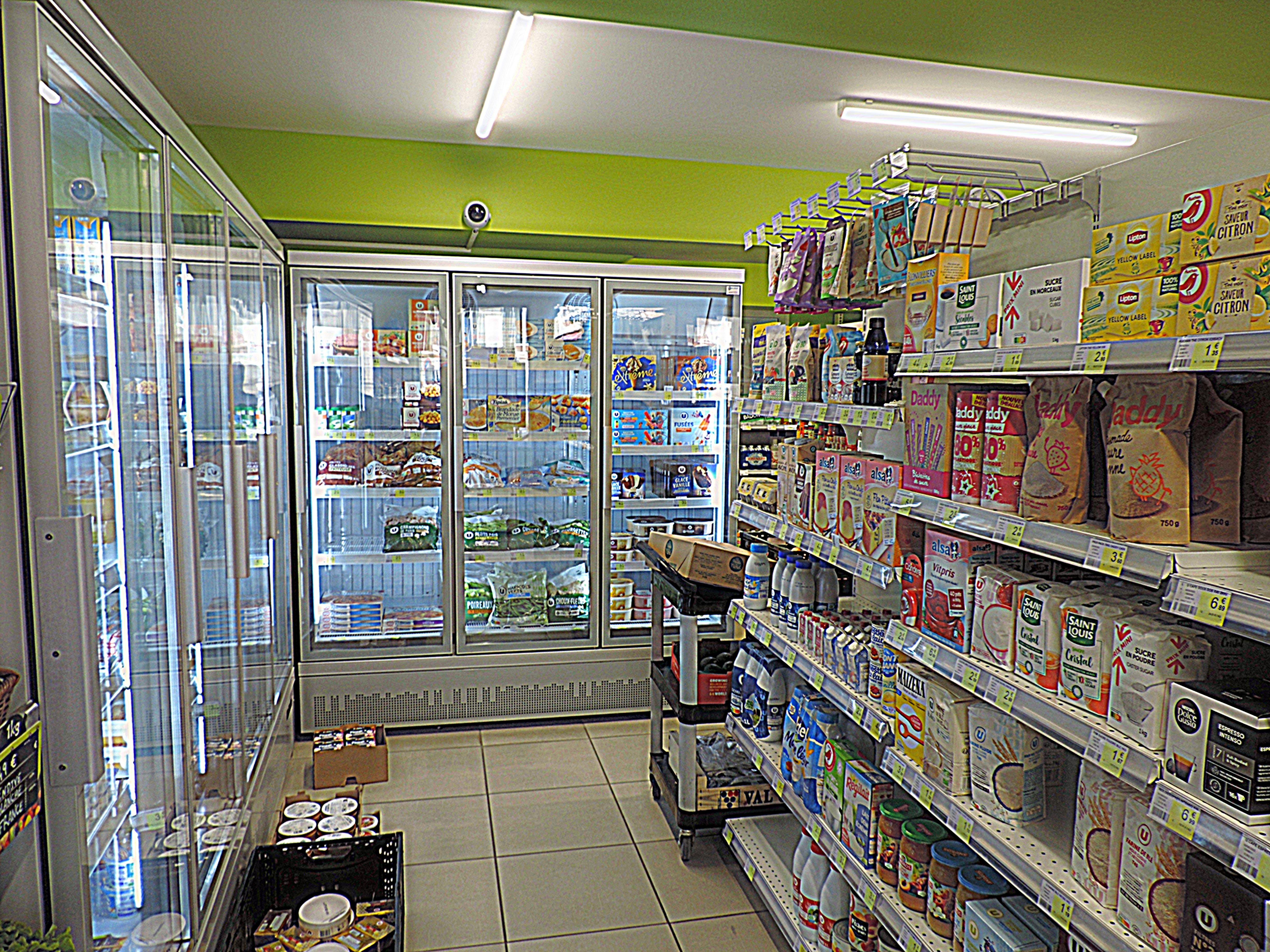 Fond de commerce épicerie alimentation a SUEVRES  loir et cher(41)
Village de 1600 habitants situé sur un axe passant entre Blois et Mer
avec parking devant .    Bon potentiel a développer.
Espace boutique de 51m²,bureau sanitaire, avec reserve et courette

AU DESSUS
Logement  type 3de51m²avec entrée par la boutique.
Bail commercial3/6/9 jusqu'au 30/9/31
la boutique et le logement ont été refait et aucun travaux a prévoir.
Loyer
 boutique 670€
appartement 270€
charges 95€
