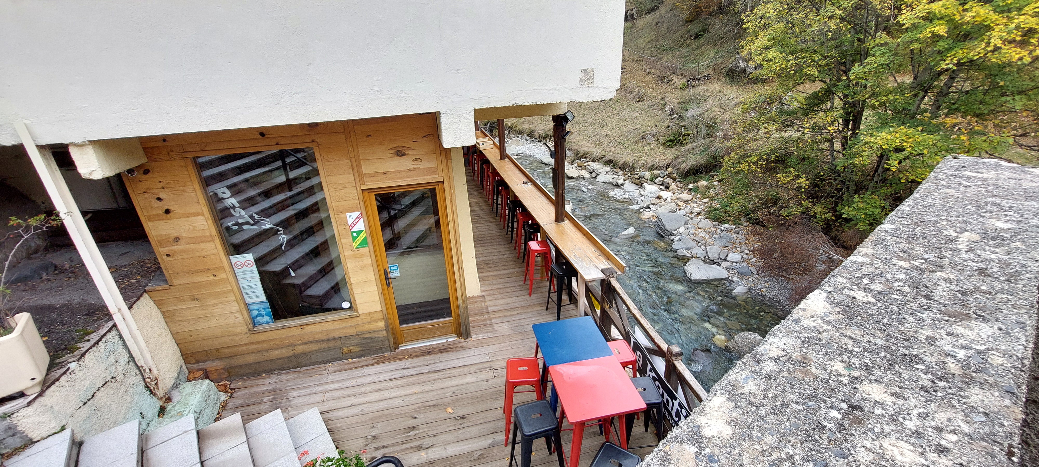 pour raisons familiales, nous sommes obligés de vendre notre fonds de commerce d'un restaurant atypique avec licence débits de boissons type 3.
Dans le village renommé et très touristique de Gavarnie, cet établissement atypique est niché en contrebas de la route et bénéficie d'une vue imprenable sur le cirque et d'un balcon sur le gave. en 2026 le village sera en plus le théâtre d'une arrivée du tour de France.
une salle chaleureuse de 28 places avec son rocher véritable. Un petit coin bar, une plonge et cuisine équipée sur environ 80m2. Possibilité d'hébergement accessible par "échelle de meunier" avec coin chambre + petite salle de bains avec wc sur environ 25m2
balcon/terrasse de 27m2 environ
cave de stockage. 
endroit atypique, idéal pour un couple. à voir absolument. 
me contacter pour infos supplémentaires.