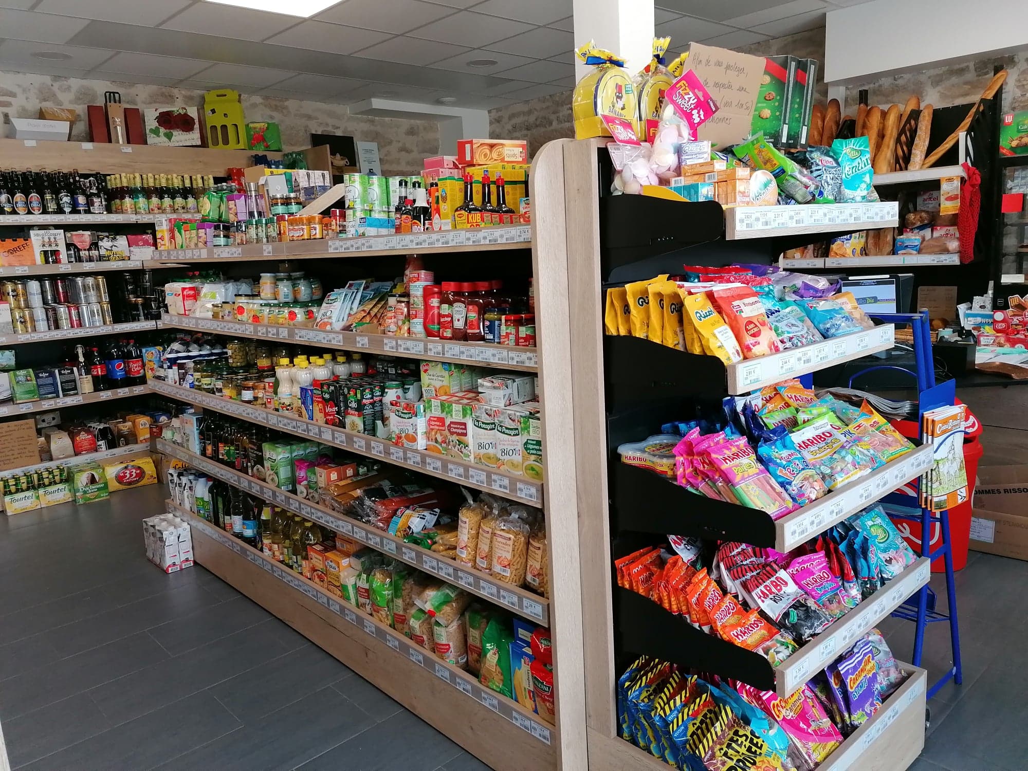 Je vends mon fond de commerce dans un village en Morbihan, en centre Bretagne, situé à une heure de chaque grande ville et côtes, entre Pontivy et Guemené sur Scorff (pays de l'andouille).

Je le vend suite au décès de mon conjoint en juin dernier, je me retrouve donc seule à gérer l'établissement.

Il se compose d'une belle épicerie, d'un bar et d'une friterie burgers ouvert le Week end en soirée.

La friterie étant situé dans un container juste à côté de la terrasse, elle peut être vendue séparément si les personnes ne la souhaitent pas.

Le commerce est pourvu de deux parkings et se situe face à l'église et à la mairie de la commune.