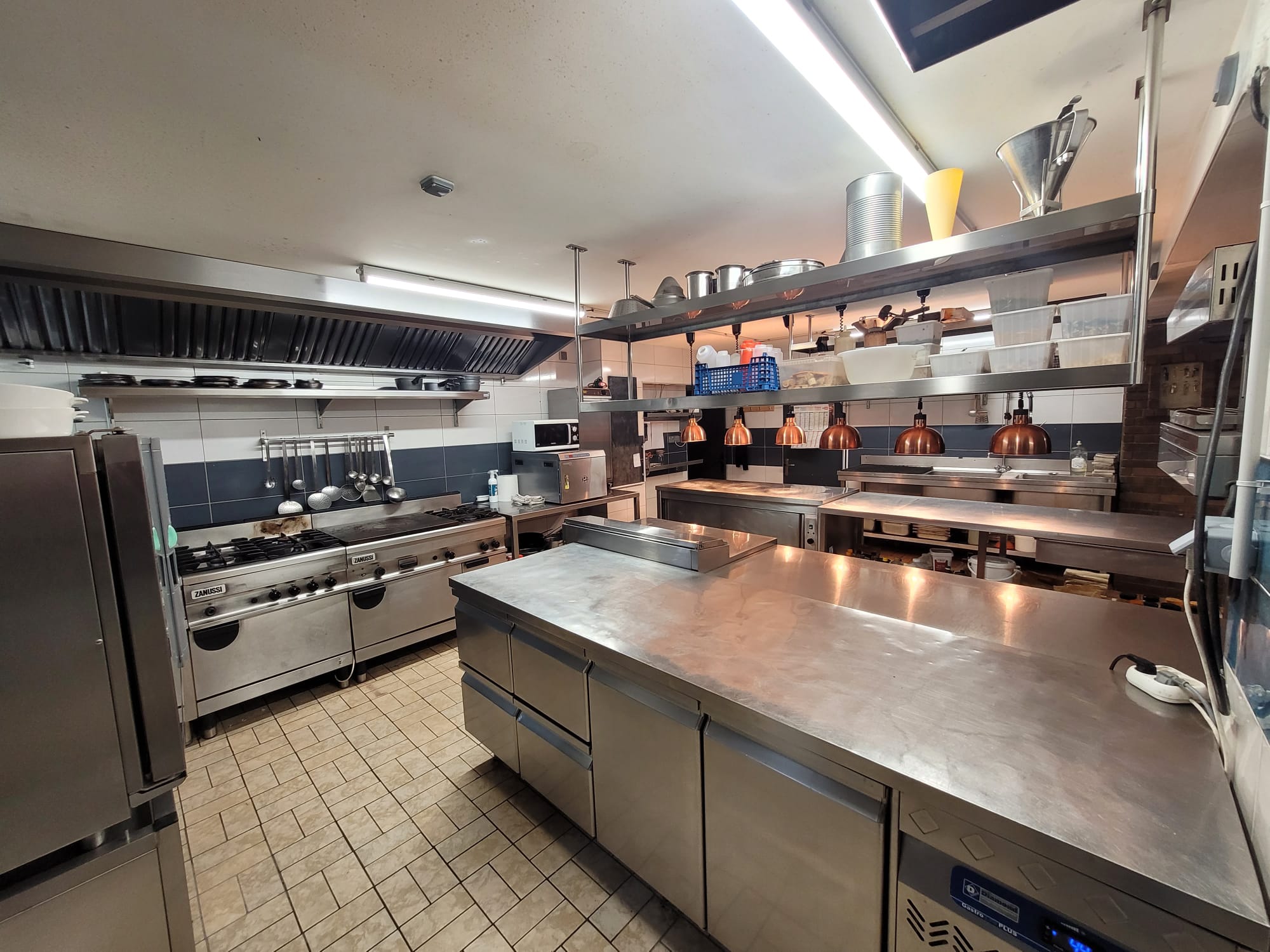 AUBERGE DE CARACTÈRE À REPRENDRE
Haut-Doubs - Bonnevaux (25560) - Proximité Jura et Suisse
Fonds de commerce : 195 000 €  |  Location-gérance possible : 1 500 €/mois
Exploitation possible à partir de janvier 2027
Après dix années d’exploitation, nous avons choisi de transmettre notre restaurant afin de nous consacrer à de nouveaux projets.
Située à Bonnevaux (25560), dans le Haut-Doubs, à proximité du Jura, du lac Saint-Point et de la frontière suisse, l’Auberge de la Haute-Joux est installée dans une ancienne ferme comtoise de plus de 200 ans, rénovée au fil des années tout en conservant le caractère et l’âme du lieu.
L’établissement bénéficie d’une situation intéressante dans un secteur frontalier au pouvoir d’achat élevé, avec une clientèle locale, touristique, suisse et de passage.
UNE AFFAIRE RENTABLE AVEC UN RÉEL POTENTIEL
•	Chiffre d’affaires annuel : plus de 450 000 €
•	Résultat net 2024/2025 : 114 876 €
•	Ticket moyen : 40 à 45 €
•	Environ 40 couverts en intérieur
•	Terrasse d’environ 25 places, complétée par trois tonneaux pouvant accueillir environ 12 personnes supplémentaires
•	Licence IV
•	Parking public immédiatement en face de l’établissement
Ces résultats ont été réalisés avec une amplitude d’ouverture volontairement limitée : fermeture de 2,5 jours consécutifs par semaine en été et de 3,5 jours consécutifs hors saison, auxquels s’ajoutaient environ deux mois de fermeture cumulée dans l’année.
L’établissement présente donc un réel potentiel de développement pour des repreneurs souhaitant augmenter l’amplitude d’ouverture, développer de nouveaux services ou diversifier l’activité.
Nous avons également exercé une activité traiteur durant les premières années. Les locaux et les équipements permettent d’envisager à nouveau cette activité, en complément du restaurant ou comme activité principale, avec une organisation adaptée.
UN ÉTABLISSEMENT DE 240 M² ENTIÈREMENT AMÉNAGÉ
•	Deux salles rénovées
•	Grande cuisine professionnelle équipée
•	Chambres froides positive et négative
•	Local pâtisserie
•	Plusieurs réserves et espaces de rangement
•	Garage
•	Bar entièrement rénové
•	Cave visible depuis la salle par un sol vitré
•	Mobilier, vaisselle et matériel professionnel
Le lieu peut accueillir différents projets : cuisine traditionnelle, bistronomique, semi-gastronomique ou gastronomique.
D’IMPORTANTS TRAVAUX RÉALISÉS AVANT LA TRANSMISSION
D’importants travaux ont été réalisés de début octobre 2025 à juin 2026. Nous avons fait le choix de fermer complètement le restaurant pendant cette période afin de nous consacrer à cette importante phase de rénovation.
Ces travaux ont notamment concerné l’isolation, les menuiseries, les salles, les extérieurs ainsi que les installations techniques et électriques.
Malgré notre projet de cession, nous avons fait le choix de poursuivre ces investissements afin de transmettre aux futurs repreneurs un établissement sain, fiable et durable. Notre objectif était également de limiter autant que possible les investissements importants à prévoir après la reprise, notamment sur les aspects énergétiques, techniques et de sécurité.
À l’issue des travaux, nous avons rouvert le restaurant début juillet 2026, jusqu’au 20 septembre 2026, afin de reprendre l’activité et de tester les nouveaux aménagements en conditions réelles d’exploitation.
L’activité est restée soutenue : 50 000 € de chiffre d’affaires en juillet 2026, contre 47 815 € en juillet 2025, malgré le passage de trois salles à deux.
Notre décision de cesser ensuite l’activité résulte d’un choix personnel et professionnel, et non d’une baisse des performances économiques.
AVANTAGE FISCAL - ZONE FRR
La commune de Bonnevaux est classée en zone France Ruralités Revitalisation (FRR). Sous réserve de remplir les conditions d’éligibilité en vigueur, les futurs exploitants pourraient bénéficier d’une exonération d’impôt sur les bénéfices, totale pendant les cinq premières années puis dégressive pendant les trois années suivantes.
CONDITIONS DE REPRISE
Prix de vente du fonds de commerce : 195 000 €
Le fonds avait été estimé à 260 000 €. Nous avons volontairement choisi un prix plus accessible afin de faciliter la transmission et de laisser davantage de capacité financière aux futurs repreneurs pour leur installation et leur trésorerie.
Loyer des murs commerciaux : 1 800 €/mois.
Une location-gérance à 1 500 €/mois peut également être envisagée, en complément du loyer des murs. Cette possibilité sera étudiée sur dossier, en tenant compte notamment de l’expérience professionnelle des candidats, de leurs compétences, de la cohérence de leur projet et de sa viabilité économique.
Une acquisition ultérieure du fonds pourra également être étudiée et définie contractuellement. Nous sommes par ailleurs ouverts à une éventuelle vente des murs commerciaux et de l’appartement.
APPARTEMENT DE FONCTION
Possibilité de louer un T3 indépendant d’environ 60 m², entièrement rénové en 2026 et équipé d’une cuisine.
Loyer : 700 €/mois.
La location de l’appartement est facultative et fera l’objet d’un bail distinct du bail commercial.
UNE TRANSMISSION EN TOUTE TRANSPARENCE
Notre volonté est de réaliser cette transmission avec la plus grande transparence possible. Nous connaissons les exigences et les difficultés du métier et ne souhaitons ni idéaliser l’établissement ni en dissimuler les contraintes. Une reprise réussie suppose, selon nous, de savoir précisément ce que l’on reprend.
Un dossier détaillé sera donc remis aux candidats sérieux. Il présentera aussi bien les atouts du restaurant que ses contraintes, les points d’entretien à connaître et les améliorations éventuellement envisageables.
Notre objectif est de permettre une reprise claire, viable et durable, sans mauvaise surprise.
Nous sommes également disposés à accompagner les futurs exploitants au démarrage et à leur transmettre notre connaissance du lieu ainsi que notre réseau de fournisseurs, producteurs, artisans, techniciens et entreprises de maintenance.
Bilans, éléments comptables détaillés, inventaire du matériel et informations complémentaires disponibles pour les candidats disposant d’un projet sérieux.
CONTACT
06 78 54 56 20  |  theoloisel@hotmail.fr