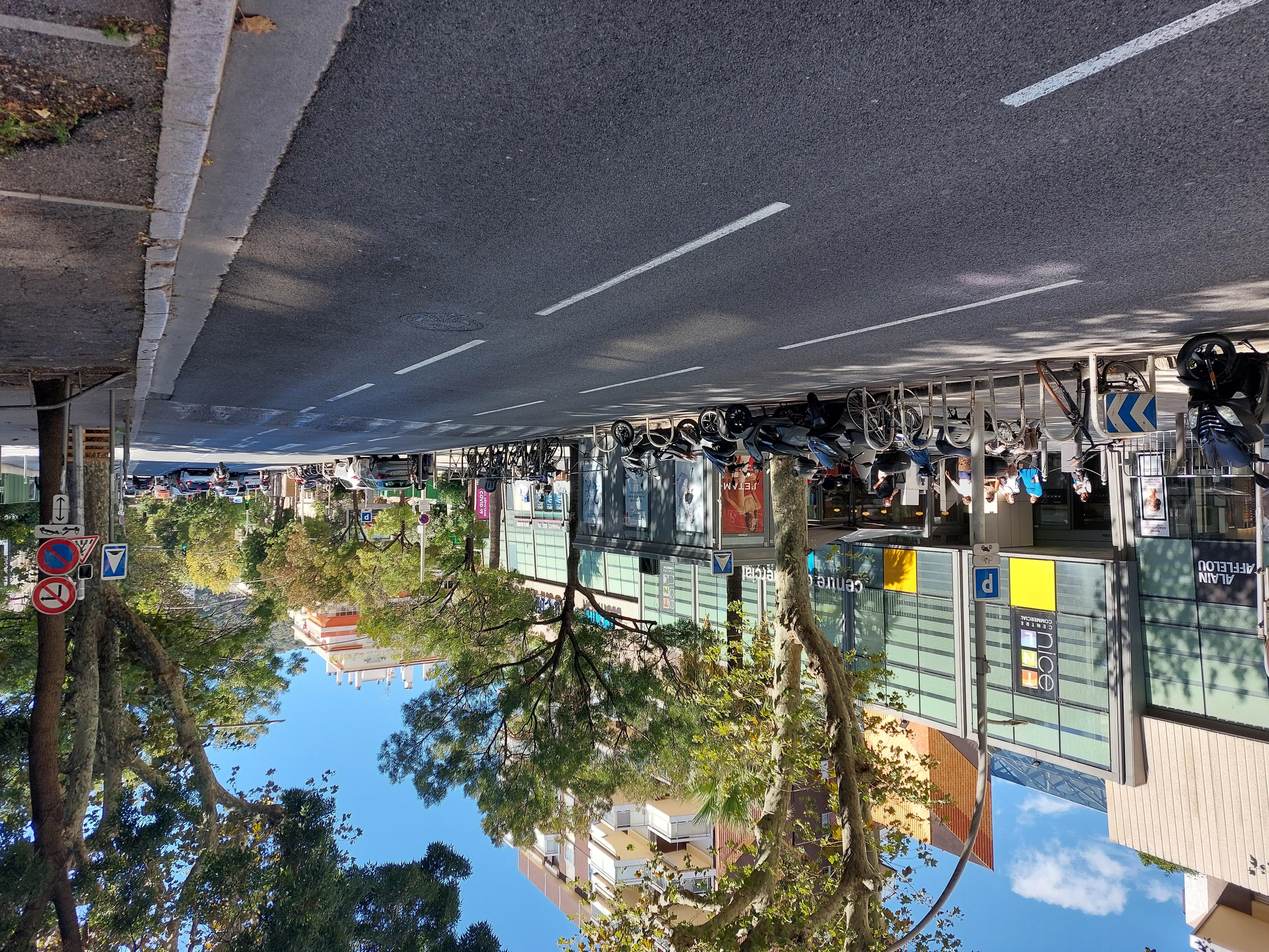 Vous êtes commerçant en tant que travailleur indépendant donc non salarié (SAS, SASU, SARL, EURL, EI, micro-entreprise…), vous gérez un kiosque Boulevard du Général Delfino à NICE. 
Le kiosque fait une superficie de 12m2 et il est positionné sur une zone passagère, devant une des entrées de la galerie TNL et une brasserie, à quelques pas du McDonald.

Un contrat avec le dépôt de presse (La SEC basé à Monaco) sera nécessaire et une  formation obligatoire.

Les activités (vos revenus proviendront des commissions de ces activités):

Presse nationale(23%) et régionale(14%)
Les Colis (PickUp, ...)
Les souvenirs, les cartes postales et cartes évènementielles
Les boissons, les glaces emballées, les confiseries, la bimbeloterie, la librairie

Les charges sont :

Loyer,
Electricité,
Routeur4G ou box internet
Caisse informatisée avec logiciel intégré de presse(Strator, Bimedia, JDC…): entre 80 et 120€/mois
Assurance

Ouverture 6/7.
Vous vous adapterez à la fréquentation du quartier et du centre commercial.

Vous disposerez de ce kiosque sans droit d’entrée, ni pas de porte ou fonds de commerce.

Je vous rencontrerai sur place pour vous présenter l'environnement et le kiosque.