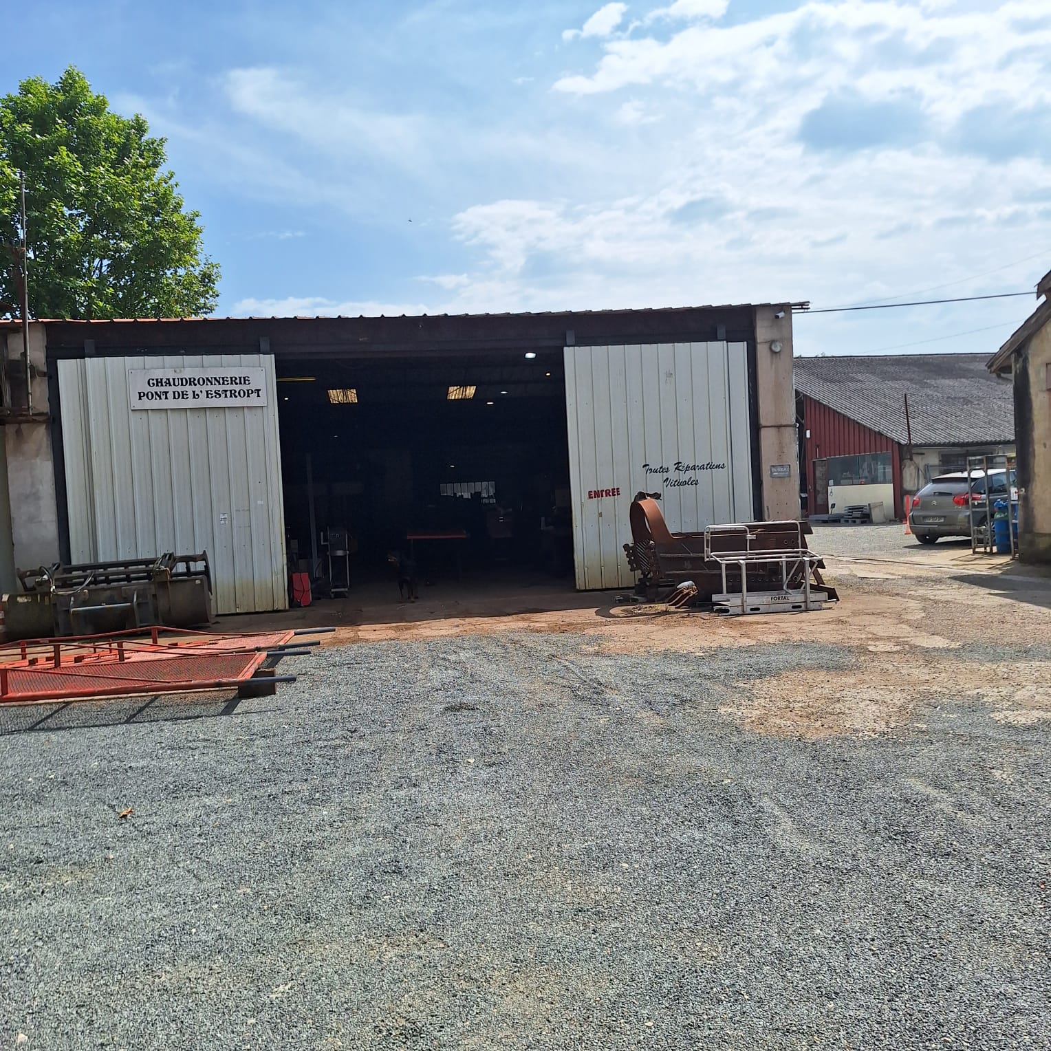 À vendre Chaudronnerie, métallurgie Atelier d’artisanat créé, il y a 18 ans, a  forte notoriété dans la région.
Clientèle de particuliers, professionnels, agriculteurs, viticulteurs, artisans, industriels (fromagerie des chaumes, carrières de Thiviers, rose d’or, châteaux, clientèle Anglaise…). Atelier polyvalent, complètement équipé avec petit matériel mais aussi guillotine, plieuse, poste à souder, scie à ruban, cintreuse, poinçonneuse ….
L’atelier se trouve dans l’enceinte d’un magasin de vente de Métal, quincaillerie, consommables, outillage, bien pratique d’avoir tous les matériaux nécessaires à prix préférentiels sur place.
Possibilité d’accompagnement de l’actuel gérant dans la passassion de clientèle.
EXONÉRATION DE LOYER DURANT 3 ANS (puis 2000€ TTC par mois)