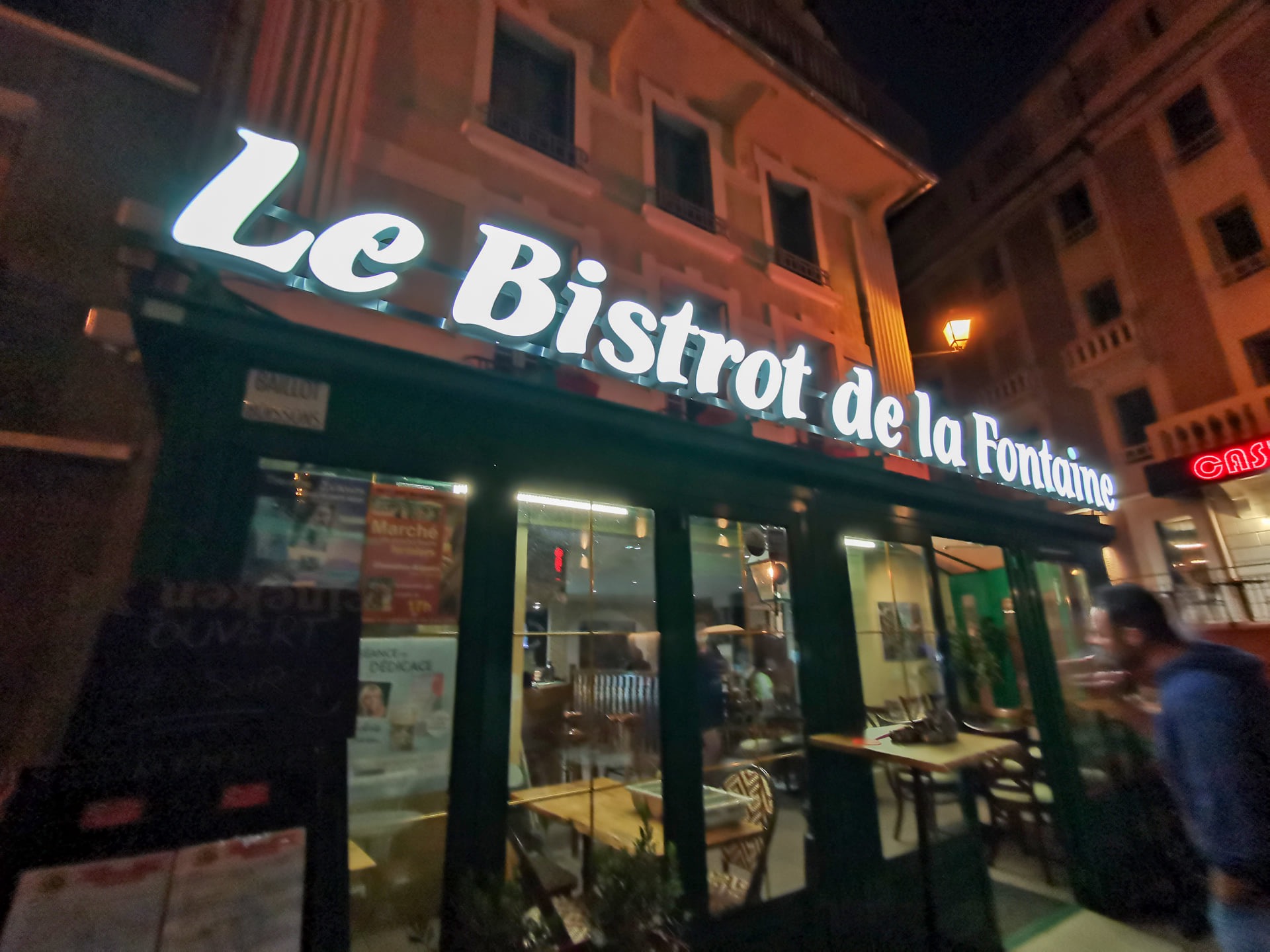 Opportunité à saisir idéale pour un couple ou un duo. 

Le restaurant est clé en main, sa situation est idéale à l'angle de deux rues sur la place principale du village qui permet d'avoir une très bonne visibilité et une très grande surface de terrasse. 
Environ 80 places assises à l'intérieur, et possibilité d'en exploiter autant  à l'extérieur l'été avec les terrasses.

La réputation est très bonne auprès de la clientèle locale.

Grande pergola bioclimatique sur la terrasse qui permet une utilisation toute l'année.

Matériel en très bon état.

CA: 500 000 euros par an avec 3 mois complets de fermeture (décembre janvier et février) donc possibilité de développer encore le chiffre d'affaire. Loyer 2000 euros ttc.

Le village est en plein développement avec la réouverture en octobre 2025 du centre thermal au public qui permet de profiter des eaux chaudes, ce qui apporte beaucoup de passage.