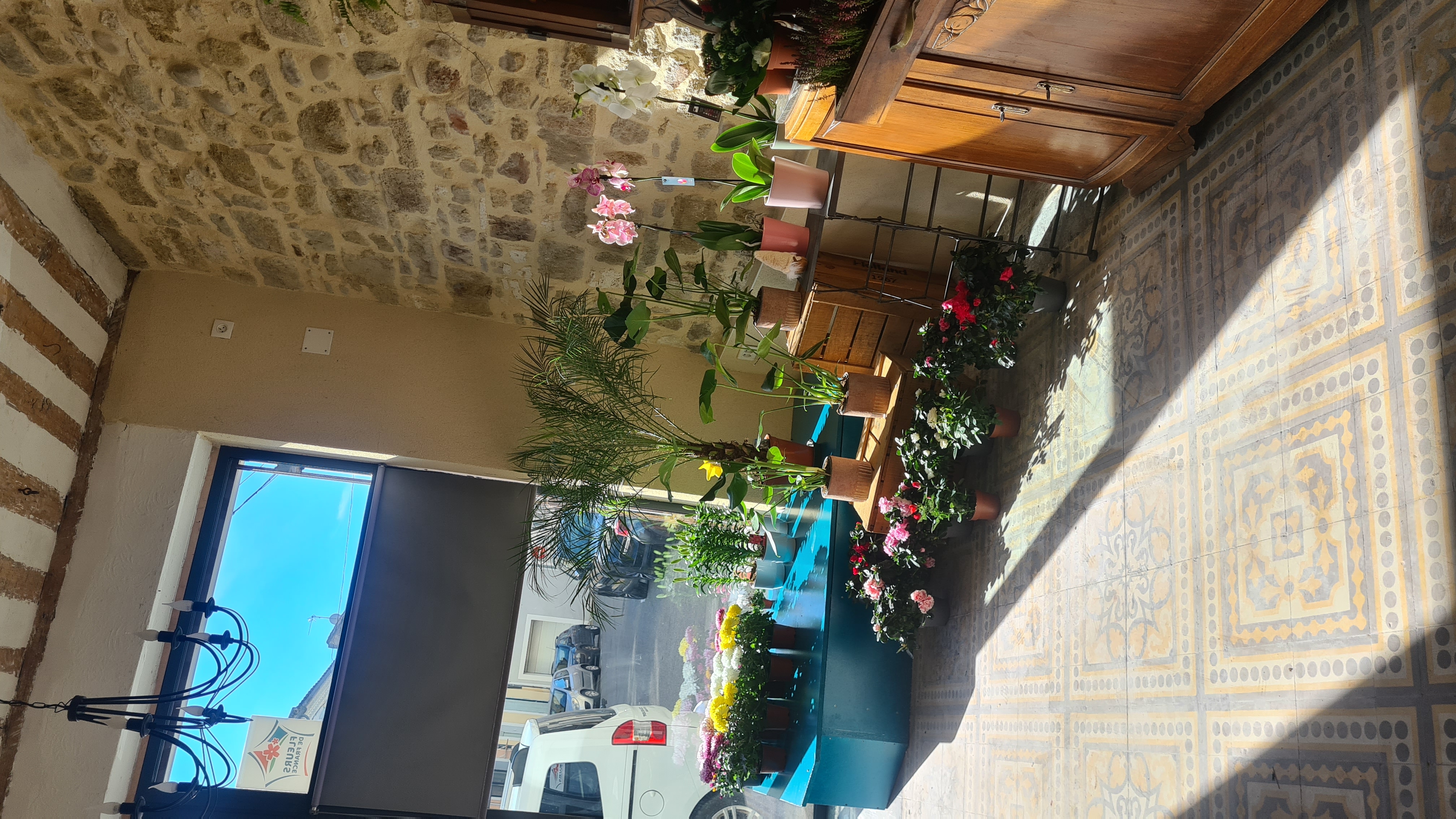 A céder cause changement professionnel fonds de commerce de fleuriste situé dans village Vallée du Rhône (entre Avignon et Orange). 
Local de 55 m² entièrement équipé, aménagé et climatisé avec boutique de vente et réserves.
Loyer mensuel = 550 €.
Pas de personnel lors de la reprise.

Prix de vente du fonds de commerce = 20 000 €.

Pour plus de renseignements et obtenir une fiche de renseignements détaillée, n'hésitez pas à adresser un mail à l.bouzigues@cmar-paca.fr (accompagnement gratuit proposé par la Chambre de Métiers et de l'Artisanat).