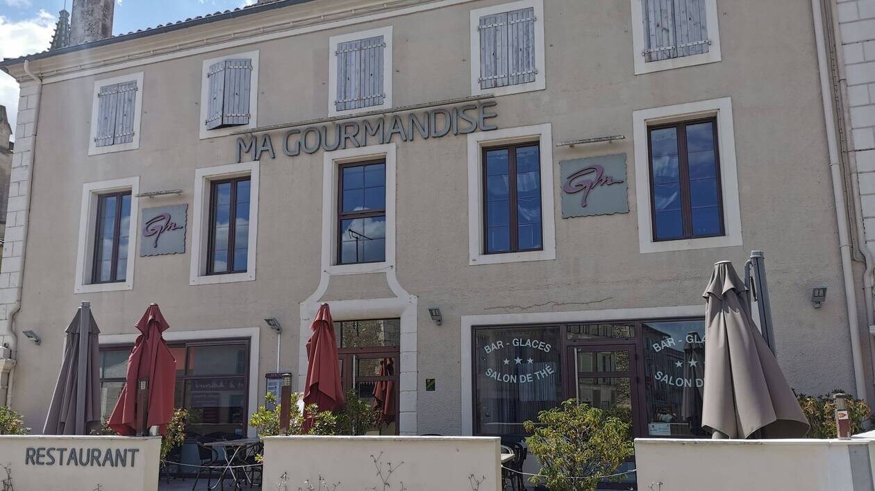 URGENT CAUSE RETRAITE.
Location Gérance Restaurant, bar Licence IV.
Coup de Coeur assuré pour ce Commerce Restaurant dans le Marais Poitevin.
Le Bâtiment idéalement placé se situe au coeur d'un village du Marais Poitevin réputé pour ses activités touristiques. Aucun travaux n'est à prévoir, la cuisine est spacieuce, très fonctionnelle, entièrement équipée  avec du matériel récent : cellule de refroidissement, deux tours réfrigérées, deux fours, chambre froide positive, chambre froide négative, plonge séparée, monte plat pour l'étage, plaques inductions, etc....
D'une surface d'environ 200 m2, une première salle au décor chaleureux, de 30 places, une seconde de 10/12 places pour le Thé ou le café l'après-midi. Au premier étage, une troisième salle de 40 places (pour réunion d'affaire, séminaire, ou petit groupe) avec toilettes, cuisine équipée avec passe-plat, une quatrième de 20 places (pour les repas de famille), Au second étage, 5 pièces individuelles avec cabinet de toilettes (pour une possibilité de logement des salariés ou autre). La terrasse d'environ 50 m2 offre une vingtaine de places. Actuellement ouvert 7 mois à l'année, service tous les midis et soir (sauf le dimanche soir, et le lundi toute la journée), ce Restaurant est idéal pour un couple avec deux salariés l'été (juillet et Août). Nous nous engageons à encadrer les nouveaux arrivants pour une bonne installation. Potentiel de développement notamment par extension d'amplitude d'ouverture, particulièrement durant la période estivale. Prix du loyer : 1100 € Redevance : 1000 € net.
La location-gérance est à reprendre à partir du 1er Mai 2025.
Actuellement l'Etablissement est exploité.
Renseignements et chiffres communiqués après 1er contact sérieux par mail.
Votre demande doit nous parvenir avant la fin du mois de novembre 2024.
Toute négociation est possible pour l'achat du fond de commerce. Cette annonce est destinée aux professionnels de la Restauration uniquement avec de l'expérience.