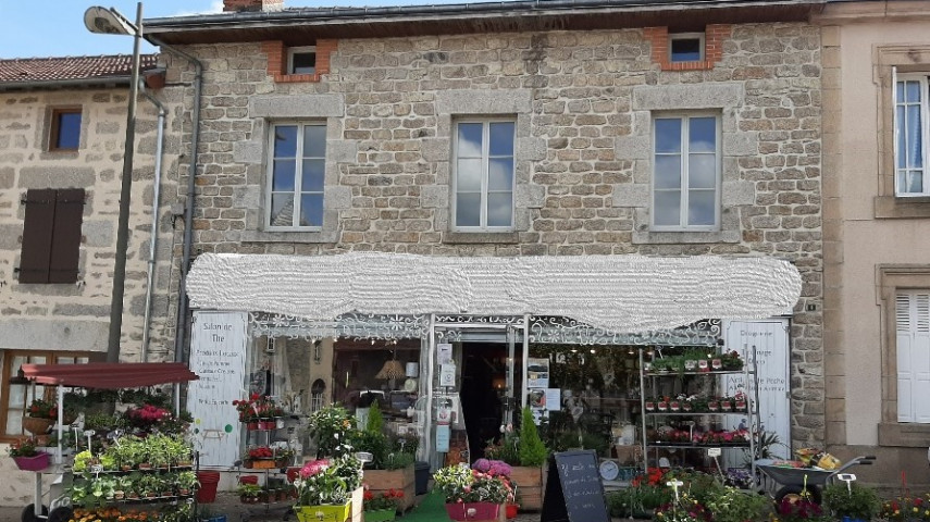 Situé à 30km de l’agglomération de Limoges et à la limite de la Creuse, ce fonds de commerce « multiservices » est à reprendre et à développer.
Ancienne quincaillerie, la gérante a su se diversifier et s’adapter à la demande de ses clients. Véritable magasin de proximité, il propose des articles « tout pour la maison et le jardin » : droguerie, ustensiles de cuisine, bricolage, électricité, décoration, jardinerie, plantes naturelles et artificielles, mais aussi toute une gamme de produits locaux dont certains bio. 
Implanté depuis plusieurs années sur la commune, il bénéficie d’une clientèle locale fidèle, et, de passage, liée à sa situation en bordure de route départementale.  
Doté d’une belle surface (plus de 100m² et d’une réserve), aucun travaux n’est à prévoir dans le local. 
Les plus de cet établissement : situé en centre-bourg, grand parking gratuit, exonérations liées à sa situation en ZRR, bourg de 900 habitants pourvu des commerces/services essentiels à la population  (boulangerie, pharmacie, boucherie, restaurant, bar-tabac-presse, etc.). 
Prix du fonds de commerce : 20 000 € + stock
Loyer mensuel : 360 €