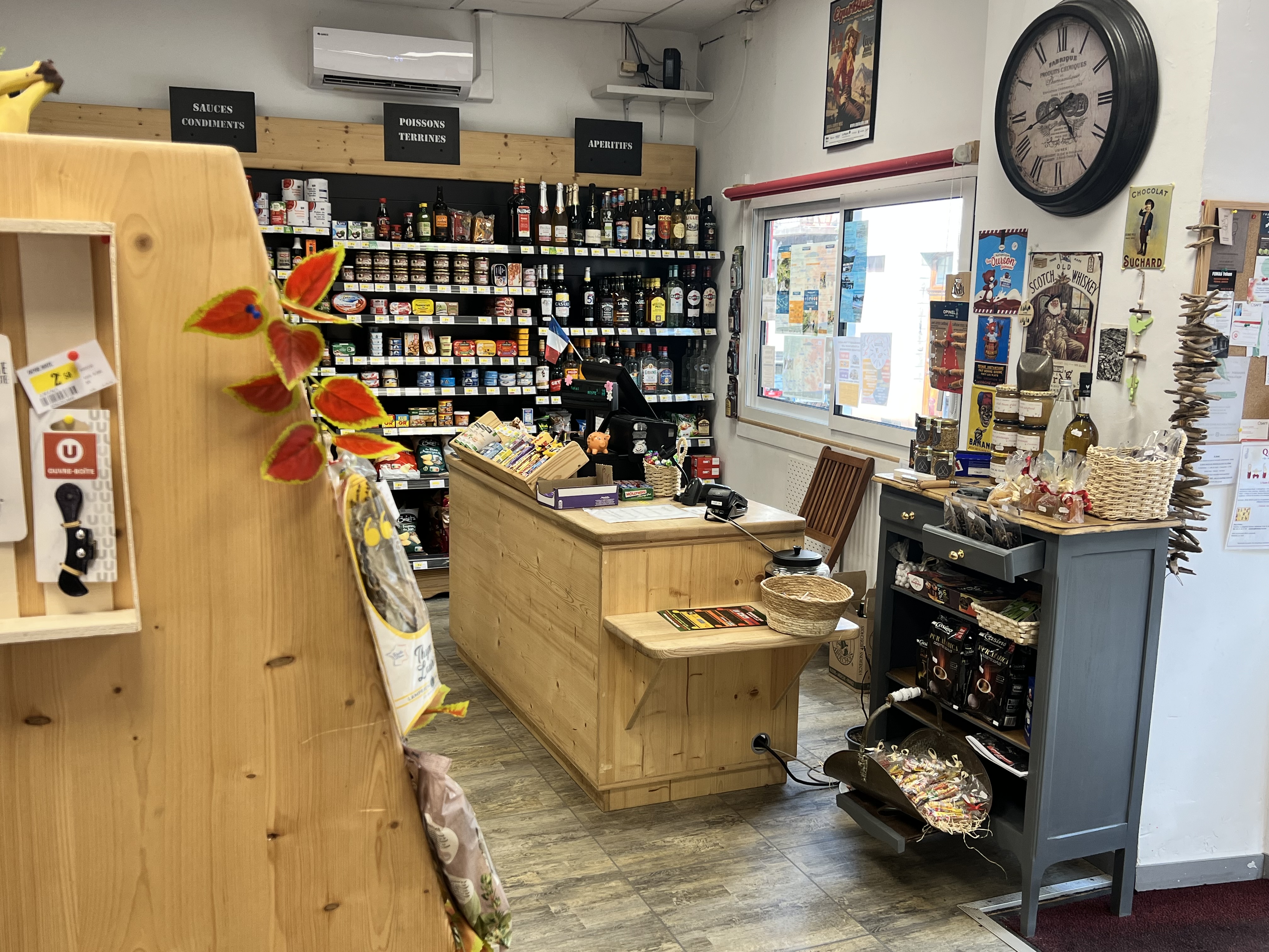 Bonjour
Nous vendons une très belle petite épicerie dans un petit village en montagne, ardéchoise, entouré dans coiffeur, buraliste et boulangerie école à proximité comportant fond de commerce et commerce, cave plus appartement, meublé et aménagé  
Pour plus de renseignements, n’hésitez pas à me contacter 
Les bilans de l’épicerie seront mis à votre disposition, nous pourrons même avoir un rendez-vous avec mon expert-comptable