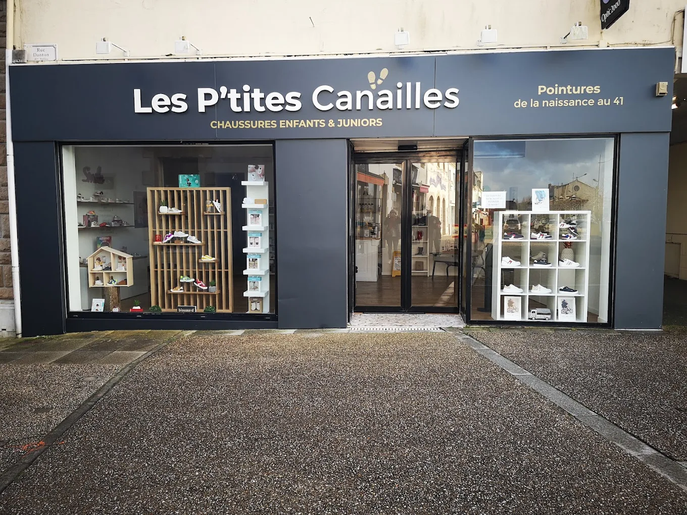 A vendre fonds de commerce BOUTIQUE de CHAUSSURES ENFANTS - Finistère Sud
- Emplacement N°1, en cœur de ville, 8ml de vitrines. Local commercial de 66 m²
- Situé dans une commune commerçante et dynamique, à 5 km de la mer
- Offre de chaussures enfants et accessoires (Bellamy, Babybotte, Naturino, Shoopom...)
- Clientèle locale fidèle et clientèle touristique en période de vacances scolaires
- CA stable, bonne rentabilité
- Potentiel de développement (concept store "enfants")
-  Accompagnement possible par le cédant
Pas sérieux et agences, s'abstenir.