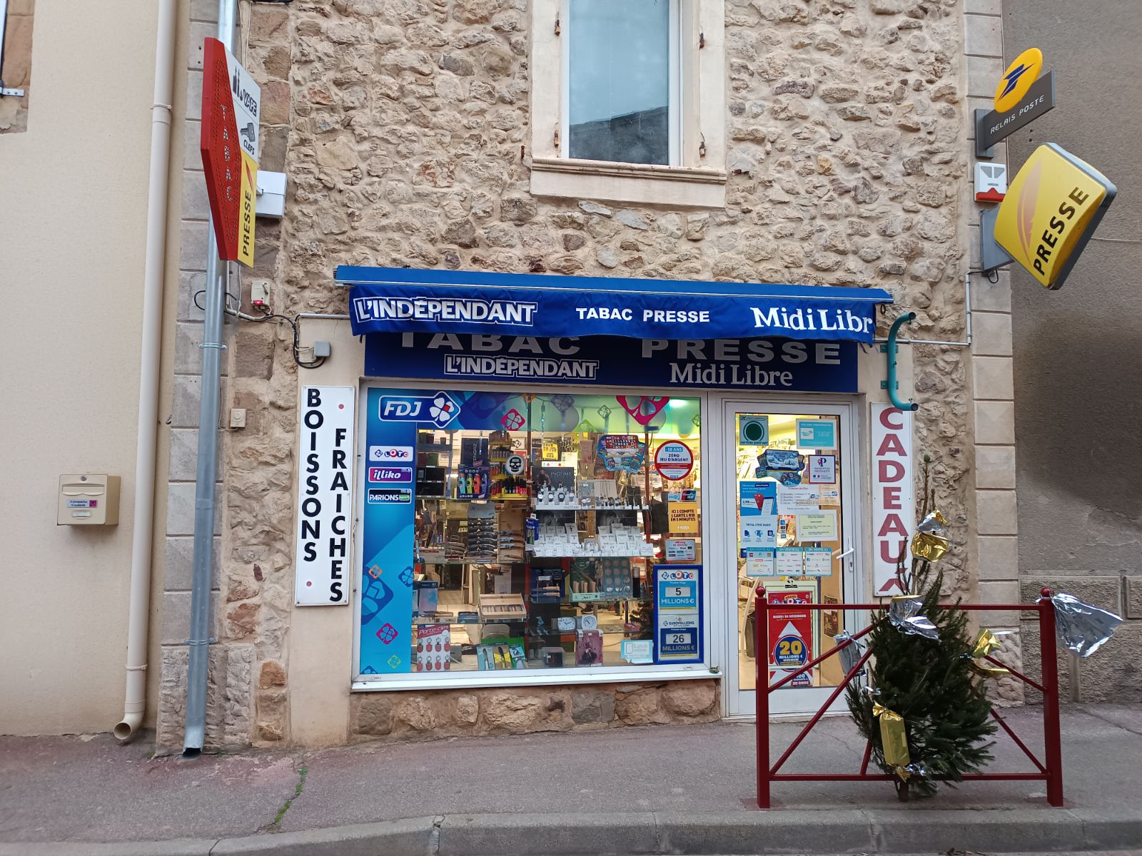 Commerce situé dans  les corbières, à proximité de la  mer et de la montagne, ouvert depuis 21 ans, Surface de vente 22m2 et 28m2 de réserve.
 Très diversifié ( Gaz, clés, papeterie, paiements de proximité, produits dématérialisés, dépôt pains, ...) sur route passante ( itinéraire bis de l' autoroute A9) et desservant plusieurs villages avec clientèle fidélisée.