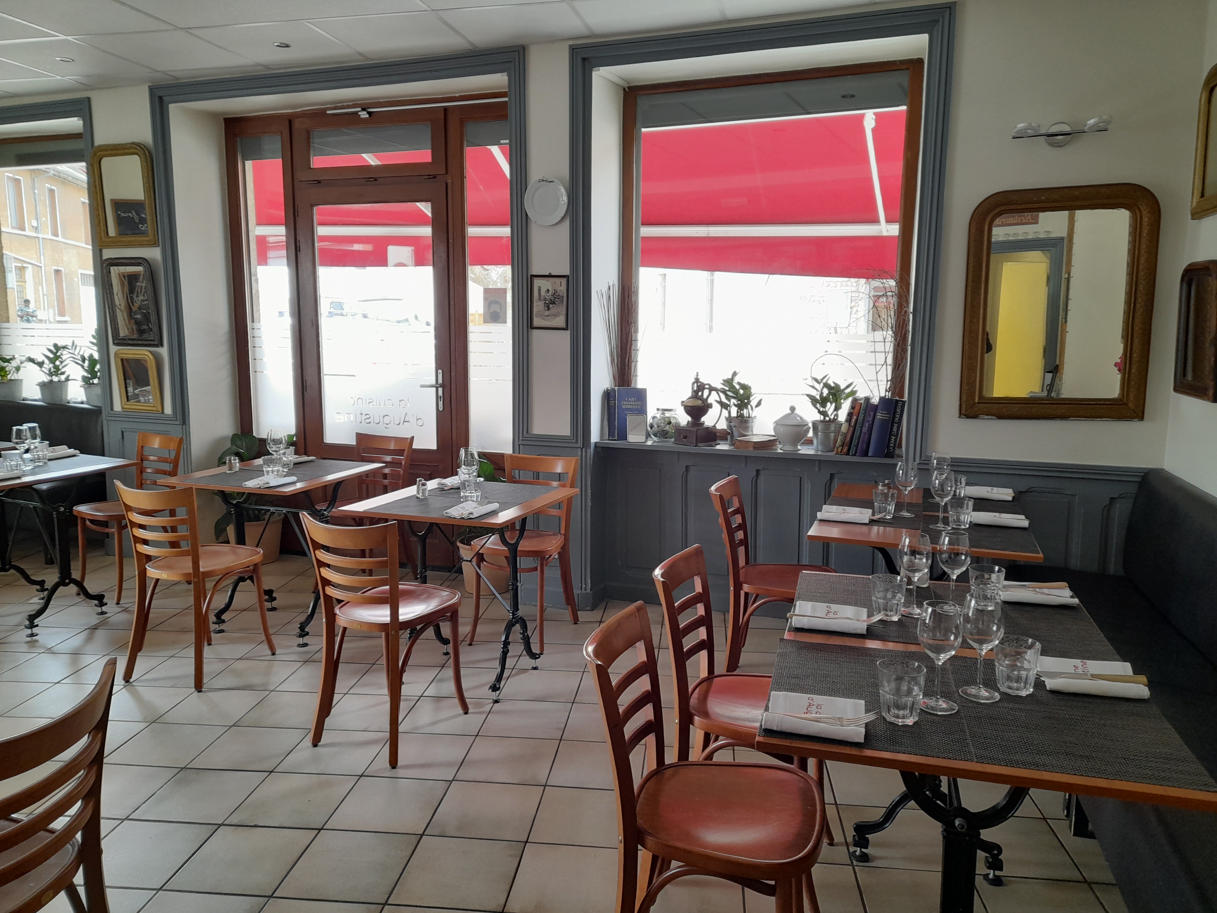 CAUSE RETRAITE, CEDE RESTAURANT A 
PRIAY, COMMUNE DE L’AIN (ENVIRON 2 000 HABITANTS), AU CARREFOUR DE LA DOMBES, DE LA BRESE ET DU BUGEY, A QUELQUES MINUTES DE DEUX SORITES D’AUTOROUTE (A42).
COMMUNE SITUEE EN BORDURE DE LA RIVIERE DE L’AIN.

CLIENTELE LOCALE, PARTICULIERS, PROFESSIONS LIBERALES ET ENTREPRISES, DE PASSAGE ET TOURISTIQUE (LIENS ETROITS AVEC LES CAMPINGS, MAISONS D’HOTES ET OFFICE DE TOURISME, PARTENARIAT AVEC SOCIETE ORGANISANT DES DESCENTES DE LA RIVIERE DE L’AIN EN CANOE).

HISTORIQUEMENT, LE RESTAURANT DE LA MERE BOURGEOIS (MERE LYONNAISE TRIPLEMENT ETOILEE AU GUIDE MICHELIN) ETAIT INSTALLEE A QUELQUES METRES DE NOTRE RESTAURANT.

AFFAIRE COMPOSEE DE DEUX SALLES DE 30 ET 40 COUVERTS, TERRASSE DE 30 COUVERTS.

CUISINE : DEUX FOURS, PIANO 4 FEUX, FRITEUSE, DEUX TOURS REFRIGEREES, DEUX ARMOIRES POSITIVES, ARMOIRE NEGATIVE, LAVE-VAISSELLE, MACHINE SOUS VIDE, CELLULE DE REFROIDISSEMENT, ROBOTS DIVERS, MATERIEL NEUF ET ENTRETENU.
BAR : MEUBLE REFRIGERE, CAVE A VINS, MACHINE A GLACONS ET LAVE-VERRES.

LICENCE IV, PAS DE CONTRAT BRASSEUR.
CUISINE AUX NORMES, ACCES PMR.

CUISINE LOCALE ET TRADITIONNELLE (MENU DU JOUR, CARTE ET SPECIALITES) SUR 7 SERVICES PAR SEMAINE.

APPARTEMENT ENV. 100 M2 A L’ETAGE, CAVE EN SOUS-SOL.
LOYER : 1 200 EUROS/MOIS, POSSIBILITE ACHAT MURS.