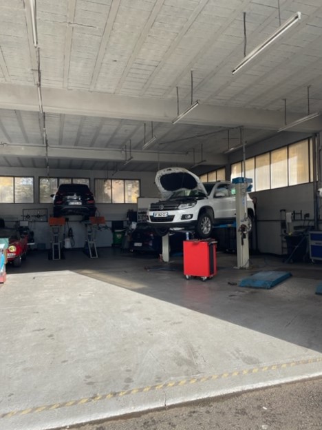 A céder, cause retraite, activité de carrosserie, mécanique générale, réparateur agréé Volkswagen, au cœur d’une petite ville située à 5 min de l’A75 reliant Clermont-Ferrand à Montpellier.
Le bâtiment, d’une surface totale de 850 m² est composé d’un atelier de carrosserie, d’un atelier de mécanique, d’un magasin, de bureaux, implanté sur un terrain de 1500 m². Matériel en bon état de fonctionnement. Clientèle de particuliers principalement. Équipe de 6 salariés.