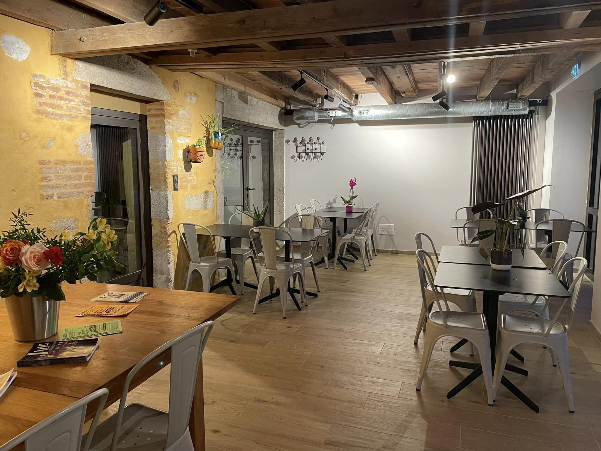 Le tiers-lieu numérique et social "Notre Moulin", situé à Luzy, recherche son futur porteur de projet pour animer et développer l’espace de restauration du bistro du Moulin ! 🌿🍽️
 
Vous êtes passionné(e) par la cuisine, l’accueil ou l’animation de lieux de vie ?
Voici une belle opportunité de créer un espace chaleureux, favorisant les échanges et participant pleinement à la dynamique du tiers-lieu et de la commune.
 
🎯 Votre mission
Imaginer et faire vivre un lieu convivial où habitants, visiteurs et usagers du tiers-lieu pourront se rencontrer, partager et créer du lien autour de bons petits plats.
 
📅 Dépôt des candidatures
Envoyez votre dossier avant le 29/12/2025 :
📧 Par mail : mairie@luzy.fr
📍 Ou directement en mairie : 2 Place de l’Hôtel-de-Ville, 58170 Luzy
 
👀 Visite du lieu
Envie de découvrir les espaces et les équipements ?
Des visites du futur tiers-lieu Notre Moulin peuvent être organisées sur demande à : notremoulin@luzy.fr
 
Il s'agit d'une description synthétique. Retrouvez le contenu complet de l'appel à candidature (détails, conditions, modalités, ...) sur : https://www.luzy.fr/wp-content/uploads/2025/12/Appel-%C3%A0-candidature-espace-restauration.pdf

Découvrez plus d'informations sur le territoire en visitant les sites internet de la Communauté de Communes Bazois Loire Morvan, de l'office de tourisme Rives du Morvan et de la ville de Luzy :
https://www.bazoisloiremorvan.fr/
https://www.rivesdumorvan.fr/
https://www.luzy.fr/