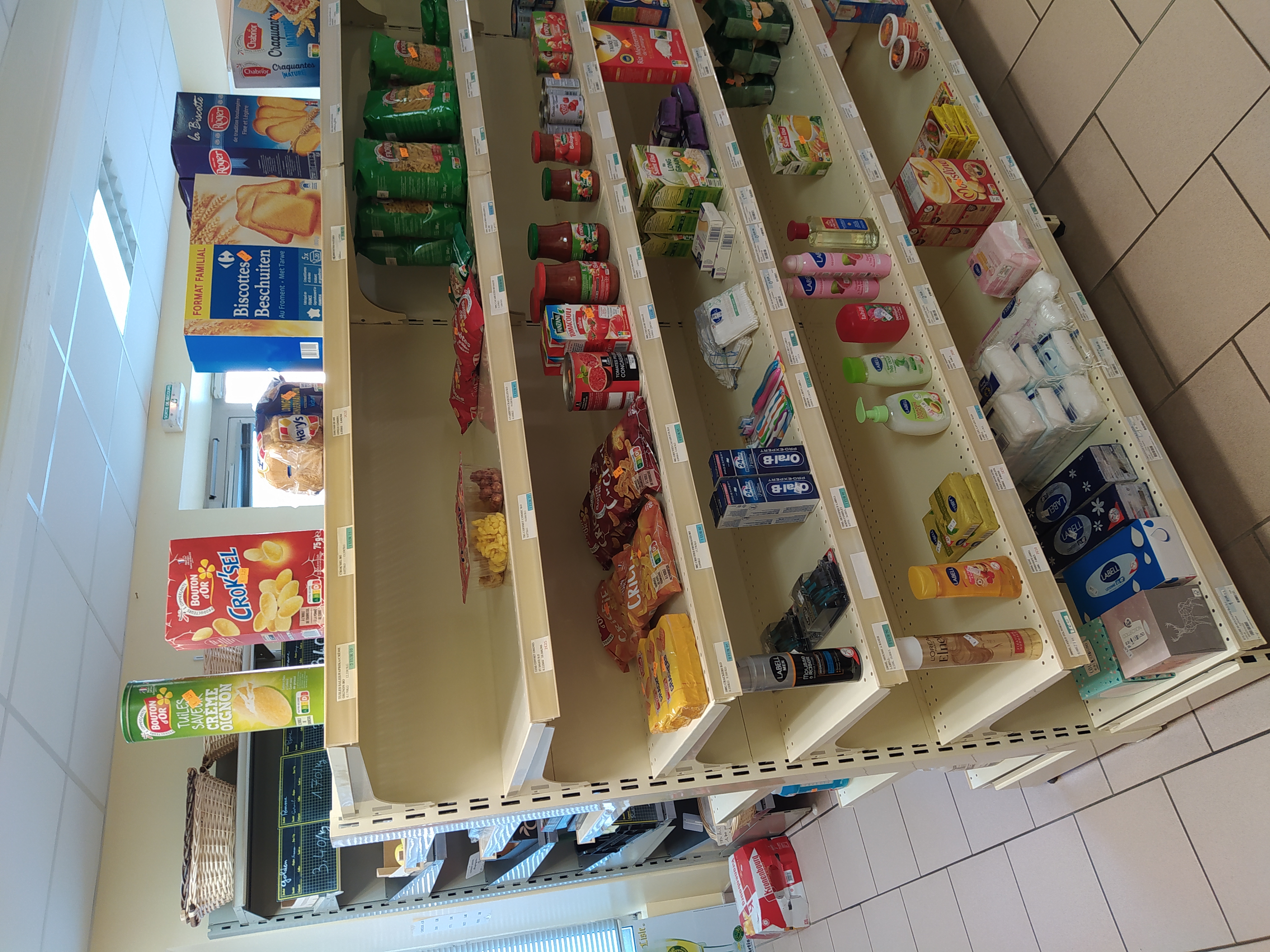 A vendre fond de boulangerie pâtisserie épicerie dans le charolais avec tournées dans les villages avoisinant pour raison de santé.
Comprenant : un appartement à l'étage avec une grande pièce à vivre et trois chambres. Au rez-de-chaussée une cuisine et un grand magasin avec une partie boulangerie pâtisserie et une autre épicerie.
Un deuxième bâtiment comprenant un grand labo avec une partie boulangerie, une partie pâtisserie, un vestiaire, un local réserve et plonge, une farinière et un grand garage.  Matériels entretenues. Camion pour les tournées. 
Chiffre d'affaire 169000€
Vendu avec stock et camion compris dans le prix.
Ouvert du mardi au samedi de 7h à 13h15 et de 17h à 19h30, le dimanche et jours fériés de 7h à 13h . Fermé les lundis toute la journée , les jeudis et dimanche après midi. 5 semaines de congés annuels