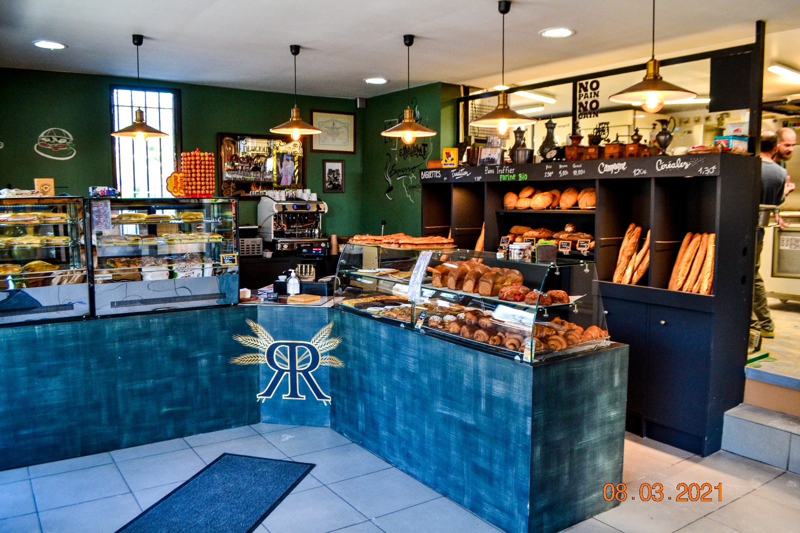 À vendre 135 000 euros le fonds de commerce d’une boulangerie artisanale.
Emplacement de choix sur un axe circulant, avec 4 places de parking privées et une grande terrasse aménagée et couverte de 50 m².
Surface totale : 80 m² (40 m² de laboratoire équipé + 40 m² de magasin).
Horaires : Lundi au samedi : 6h30 à 9h30 et le Dimanche : 7h de 14h
Chiffre d’affaires : 250 000 euros
Loyer : 1 500 euros/mois (charges comprises)
Prix de vente : 135 000 euros
Une boulangerie artisanale réputée, bien implantée et en activité continue depuis 2019, offrant une clientèle fidèle et régulière.
Idéale pour un artisan souhaitant s’installer ou un couple motivé à développer encore l’activité.