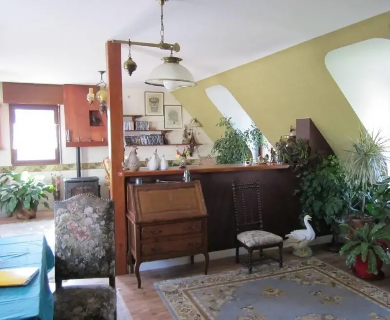 Murs d'une Auberge située sur la d759 à quelques kilomètres de Carhaix, à 500m des voies vertes et du canal de Nantes.  Avec 3 salles de réception, 1 appartement au dessus de l'auberge 4 chambres et 1 maison mitoyenne  ancien hôtel à revoir entièrement Possibilité de laisser la cuisine pro ainsi que tous les matériels pour travailler. Terrain de 12500m2 offrant de très nombreuses possibilités.